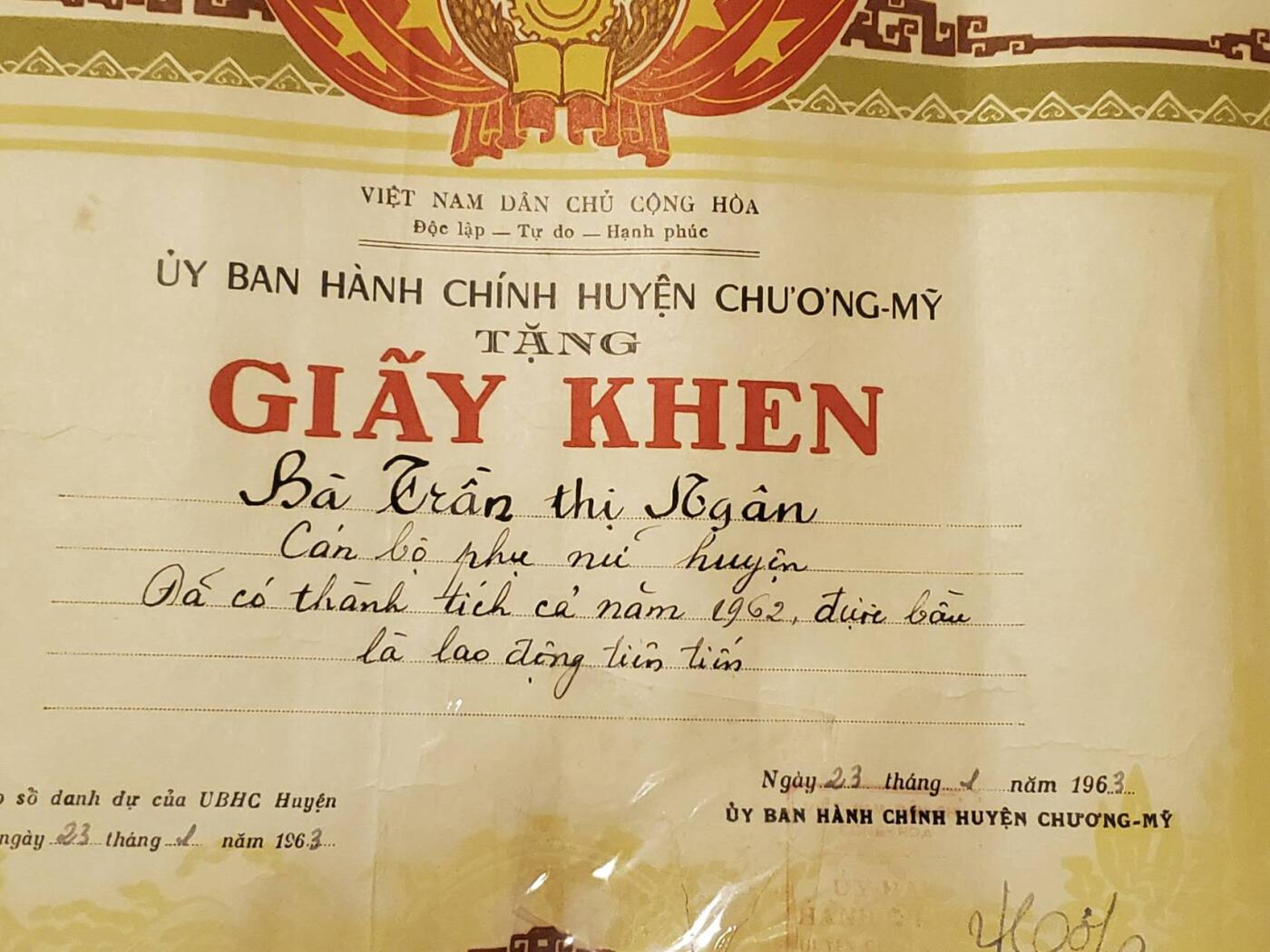 韵星假日拍卖第三十五期 -- Rimey Holidays Auction 34 越南民主共和国越战战前（1963）河内地方前妇联主席，地方人民委员会副主席陈氏银促进工业发展军功备战奖状 签名为亲签