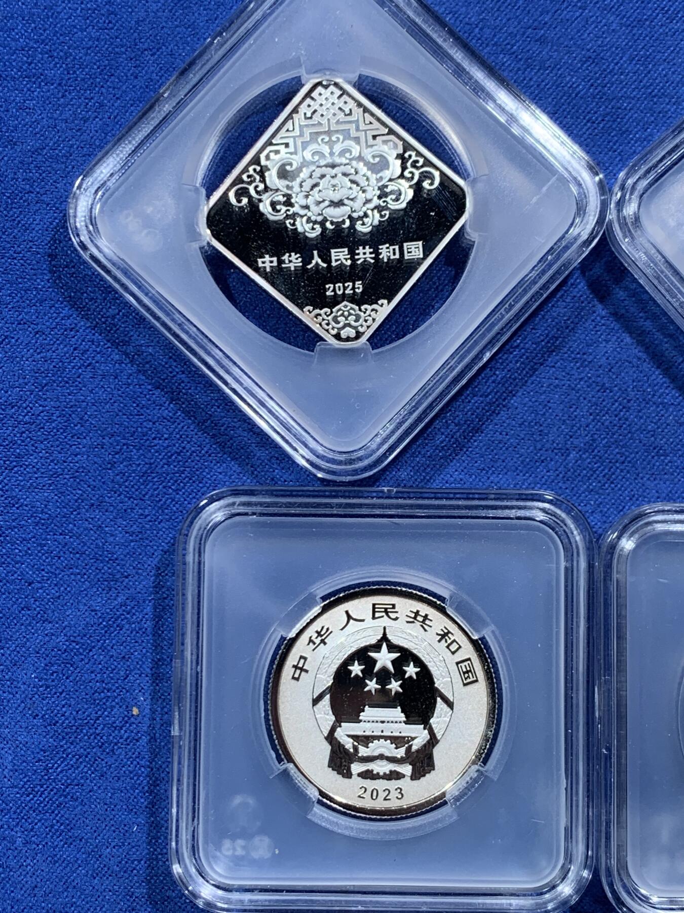 《竞宝斋》第454场 周日，周一 2场连拍 （全场包邮，欢迎送拍） 四枚一组 中国 2023-2025 福字银币，8g，配平凡人小方盒