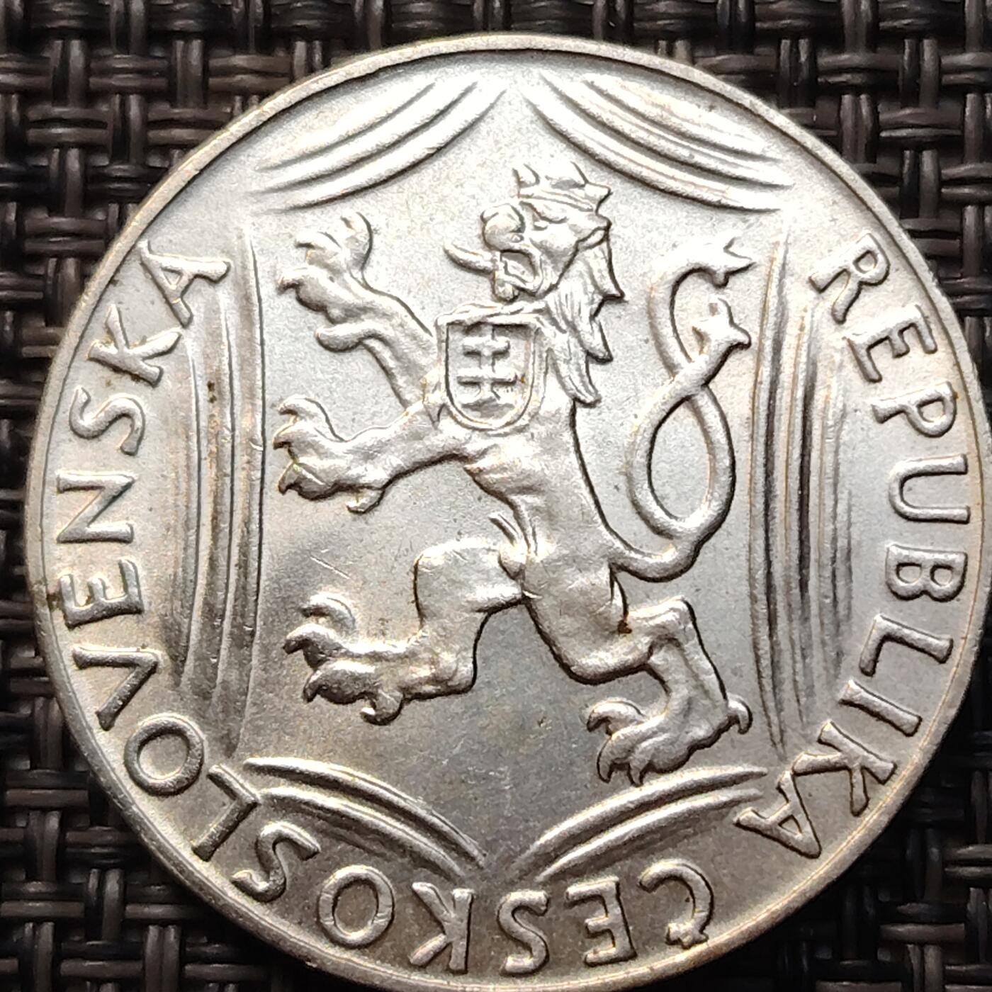 布加迪🐬～世界钱币(上海)🌾第 268 期 /  各国套币和散币 捷克斯洛伐克 1948年 100克朗银币 独立30周年纪念币 31mm14g～2