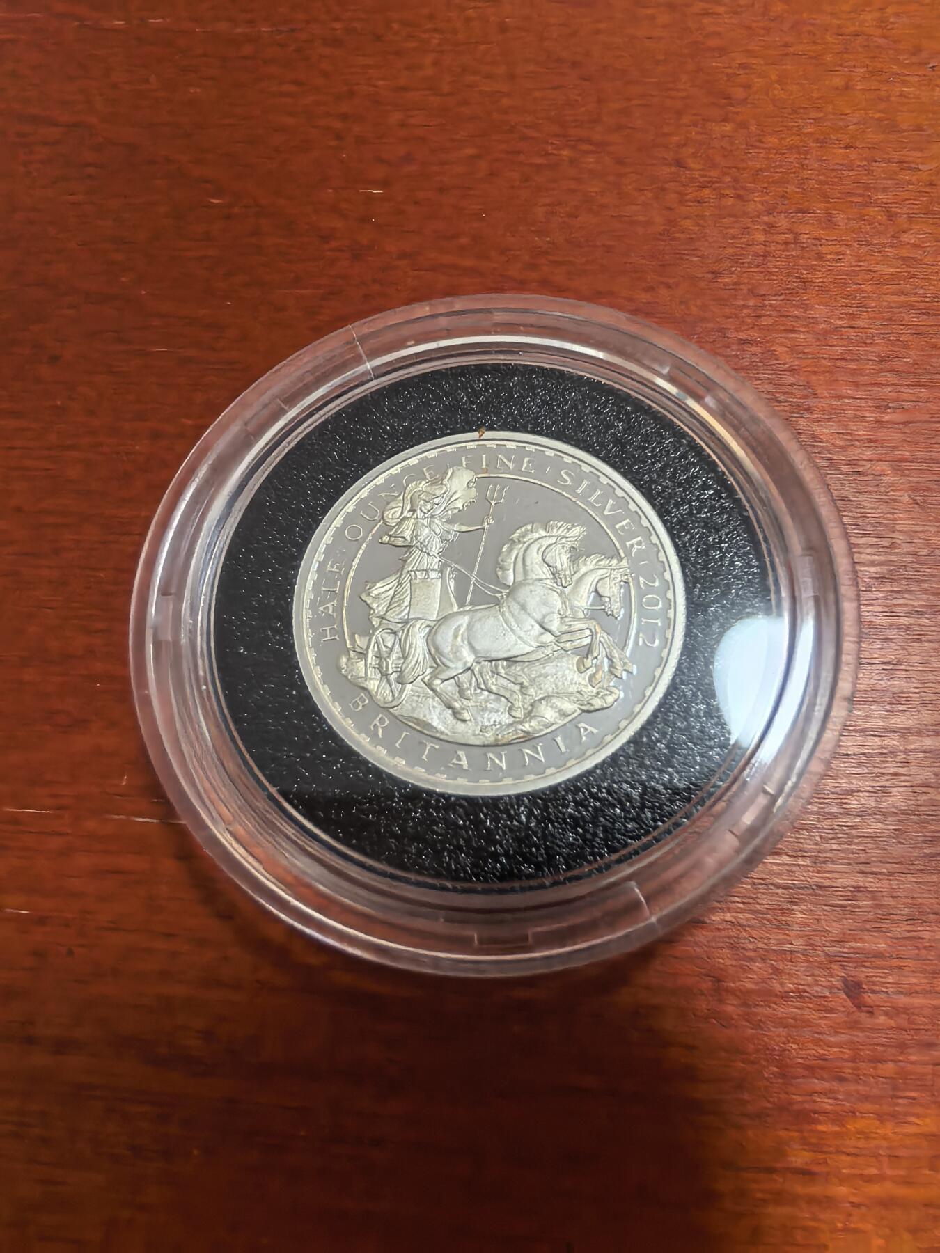 长老汇蛇年精选第九十二场拍卖 2012英国纪念不列颠女神金银币发行25周年特别版9枚不列颠女神半盎司1英镑精制银币套装，盒证全，钢琴烤漆木盒，400套