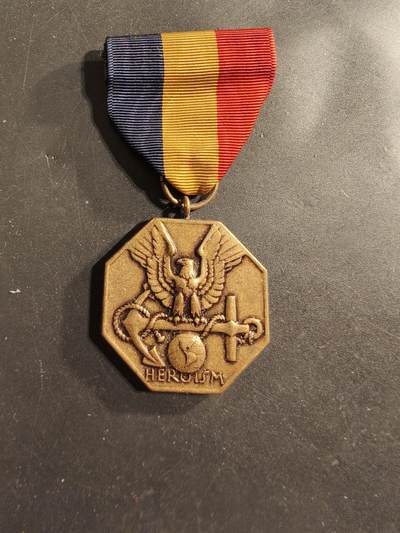 老王徽章第174期 - 美国海军及海军陆战队奖章      这是美国海军部授予海军和海军陆战队成员的最高非战斗英勇勋章。  该勋章授予表现英勇行为但未涉及与敌方实际冲突的服役人员。 