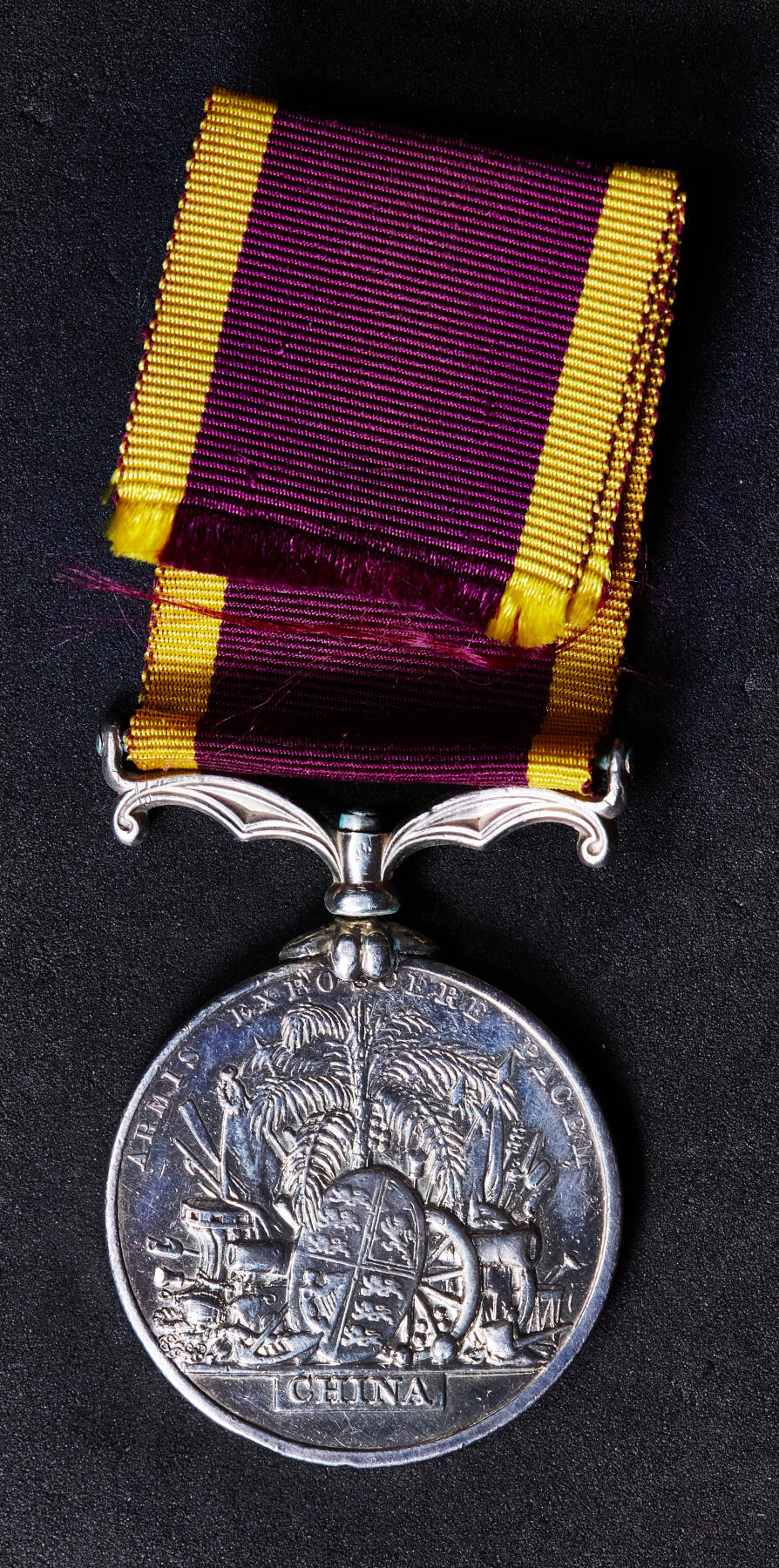 【俄甄集藏】2026年(046)01-07 星期三 晚 19:30 全场包邮 英国1860年侵华第二次鸦片战争勋章，原品难得，银质，直径：36mm，高：50mm，重量：34.3克