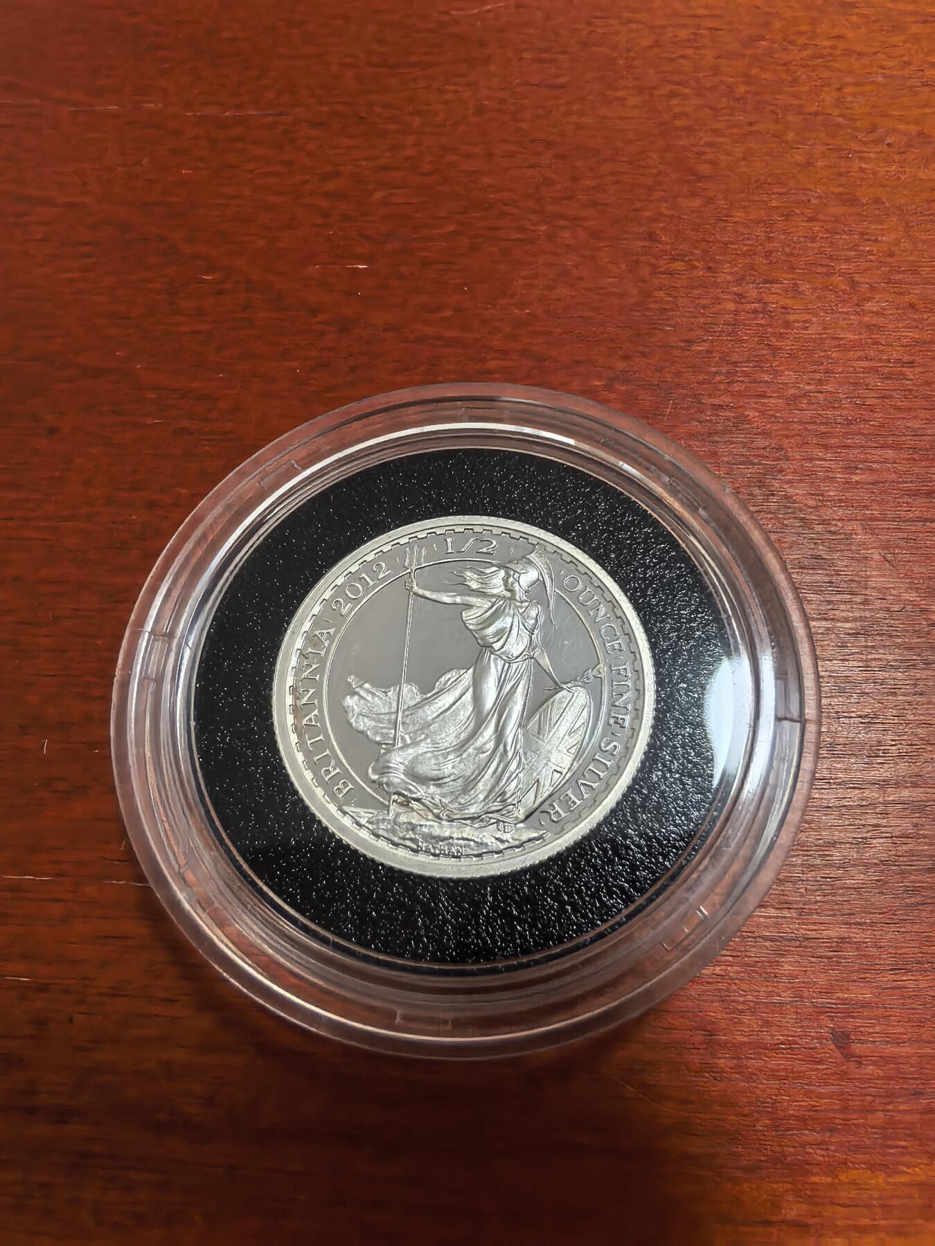 长老汇蛇年精选第九十二场拍卖 2012英国纪念不列颠女神金银币发行25周年特别版9枚不列颠女神半盎司1英镑精制银币套装，盒证全，钢琴烤漆木盒，400套