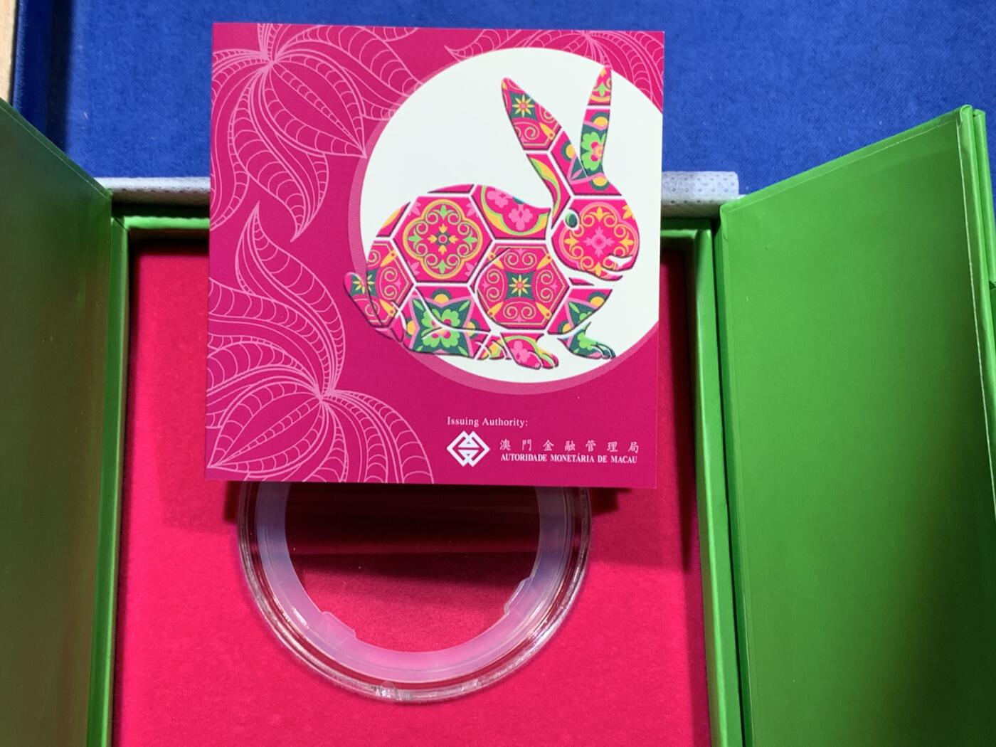 《竞宝斋》第454场 周日，周一 2场连拍 （全场包邮，欢迎送拍） NGC PF70UC 澳门2023兔年生肖1盎司银币 20澳门元精制币 999银 原盒证 NO.1743