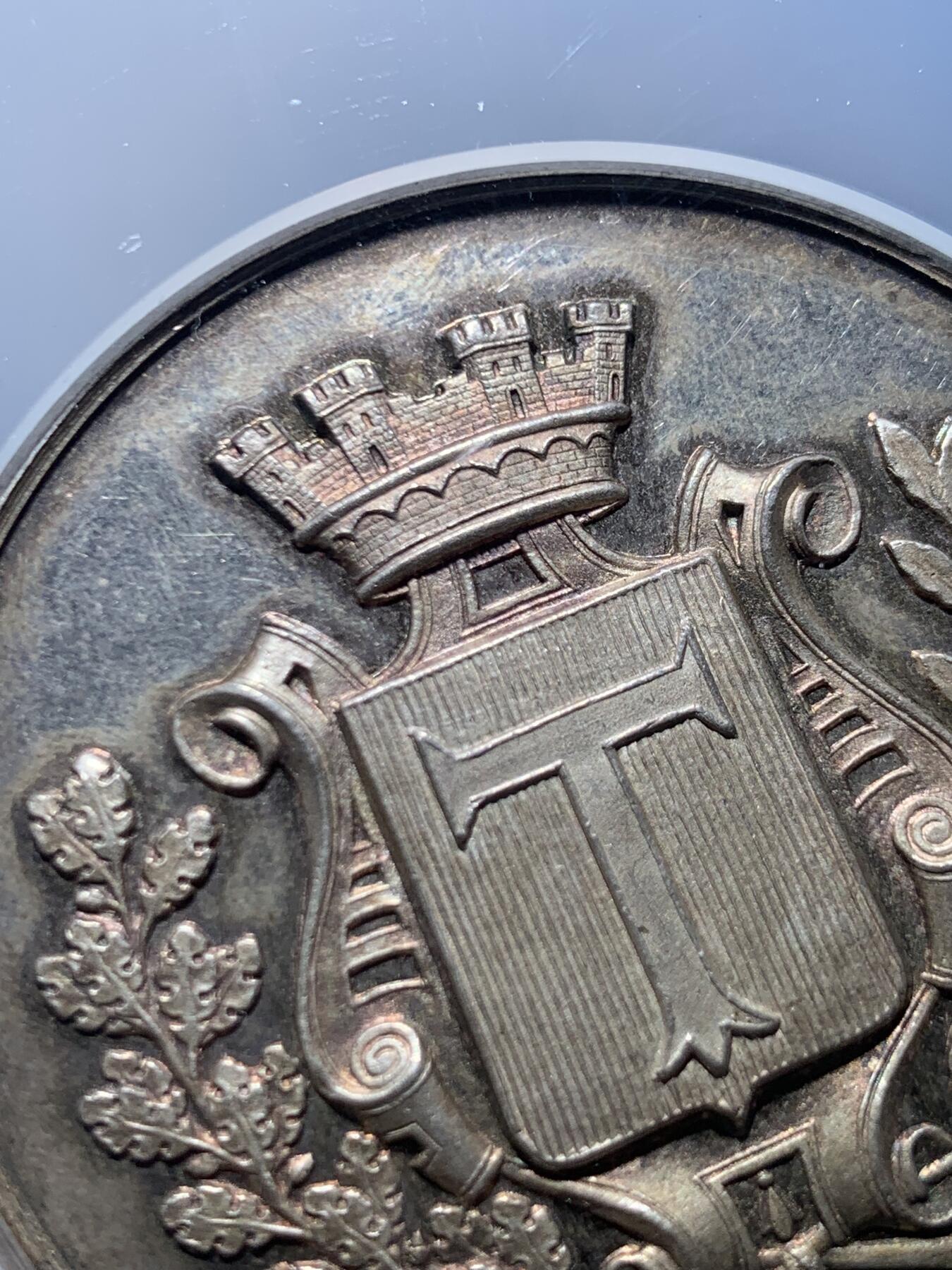 《竞宝斋》第454场 周日，周一 2场连拍 （全场包邮，欢迎送拍） NGC MS63 法国1904年图尔奈农业竞赛银质奖章 50mm大银章 欧陆金色包浆 品相状态一流 NGC大盒装