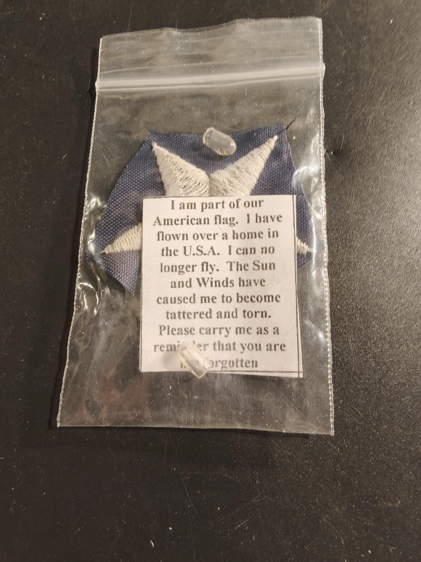 老王徽章第174期 美国金星服役旗    该旗帜用于表彰在冲突中牺牲的美国军人的家属。 旗帜上的金星代表逝去的军人。 通常由军人遗属或相关支持组织持有。