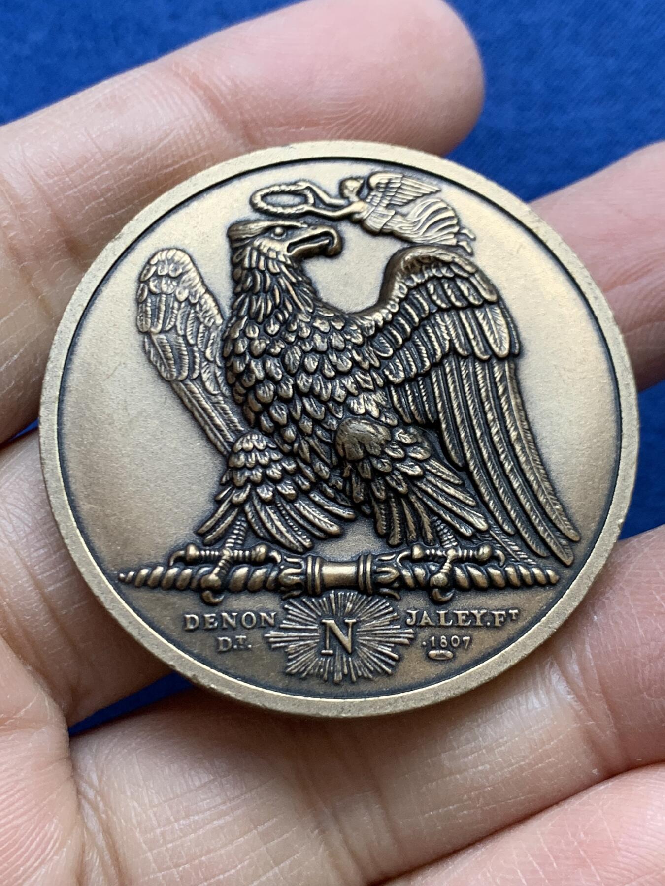 《竞宝斋》第454场 周日，周一 2场连拍 （全场包邮，欢迎送拍） 法国拿破仑旺多姆广场圣母军战役纪念铜章 直径41.8mm 51.6克