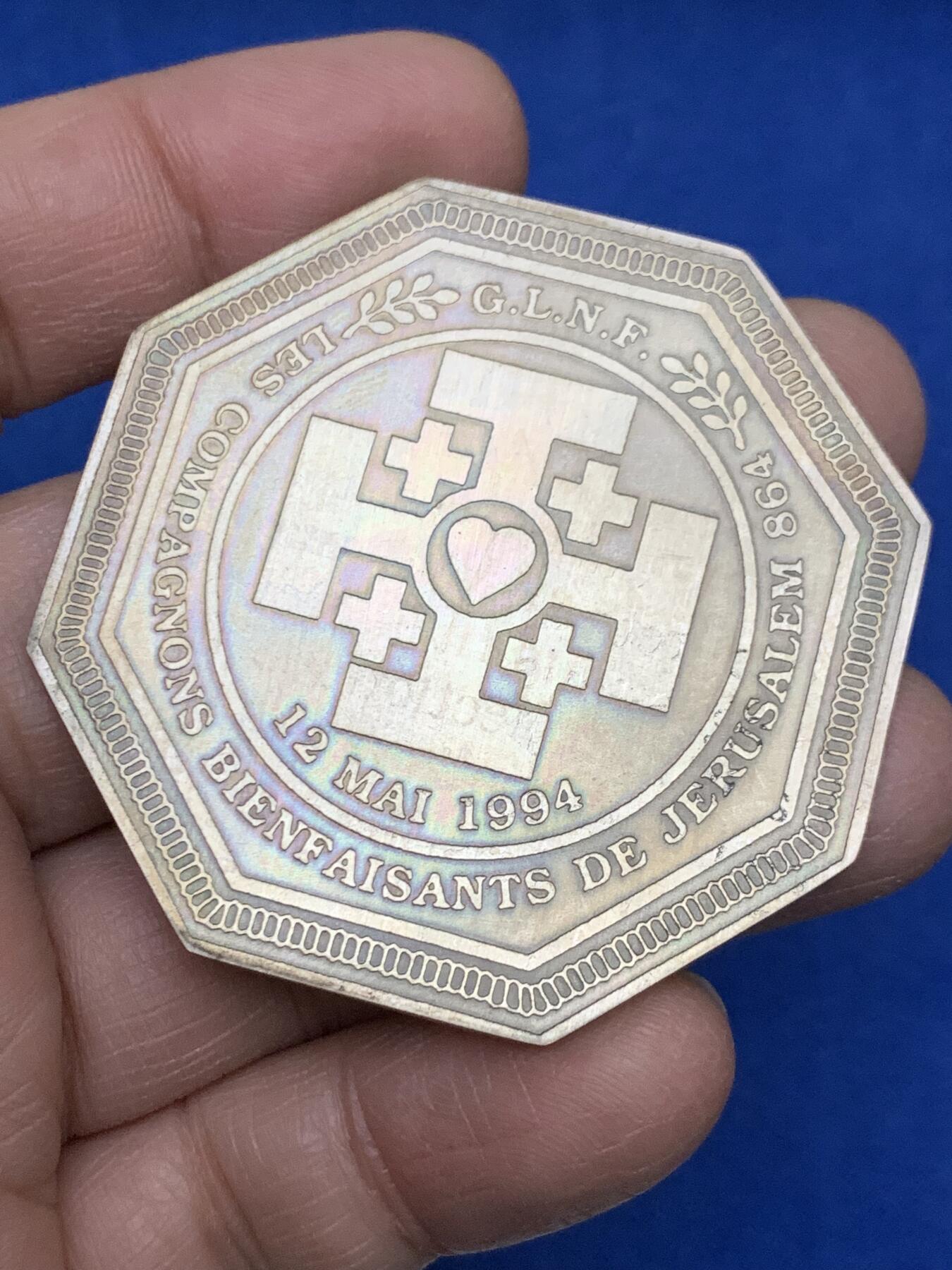 《竞宝斋》第454场 周日，周一 2场连拍 （全场包邮，欢迎送拍） 共济会 耶路撒冷 1994年慈善八角镀银纪念章，带原装说明书。直径：52mm，重：35.78g