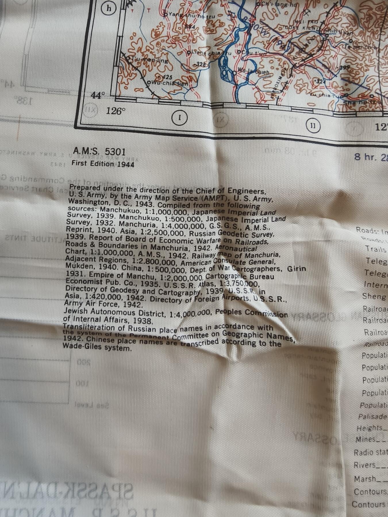 老王徽章第174期 美国二战陆军航空兵逃生图    丝质    正面为哈尔滨地区    背面为俄罗斯滨海边疆区斯帕斯克-达里尼，与黑龙江省接壤         尺寸约60×60cm