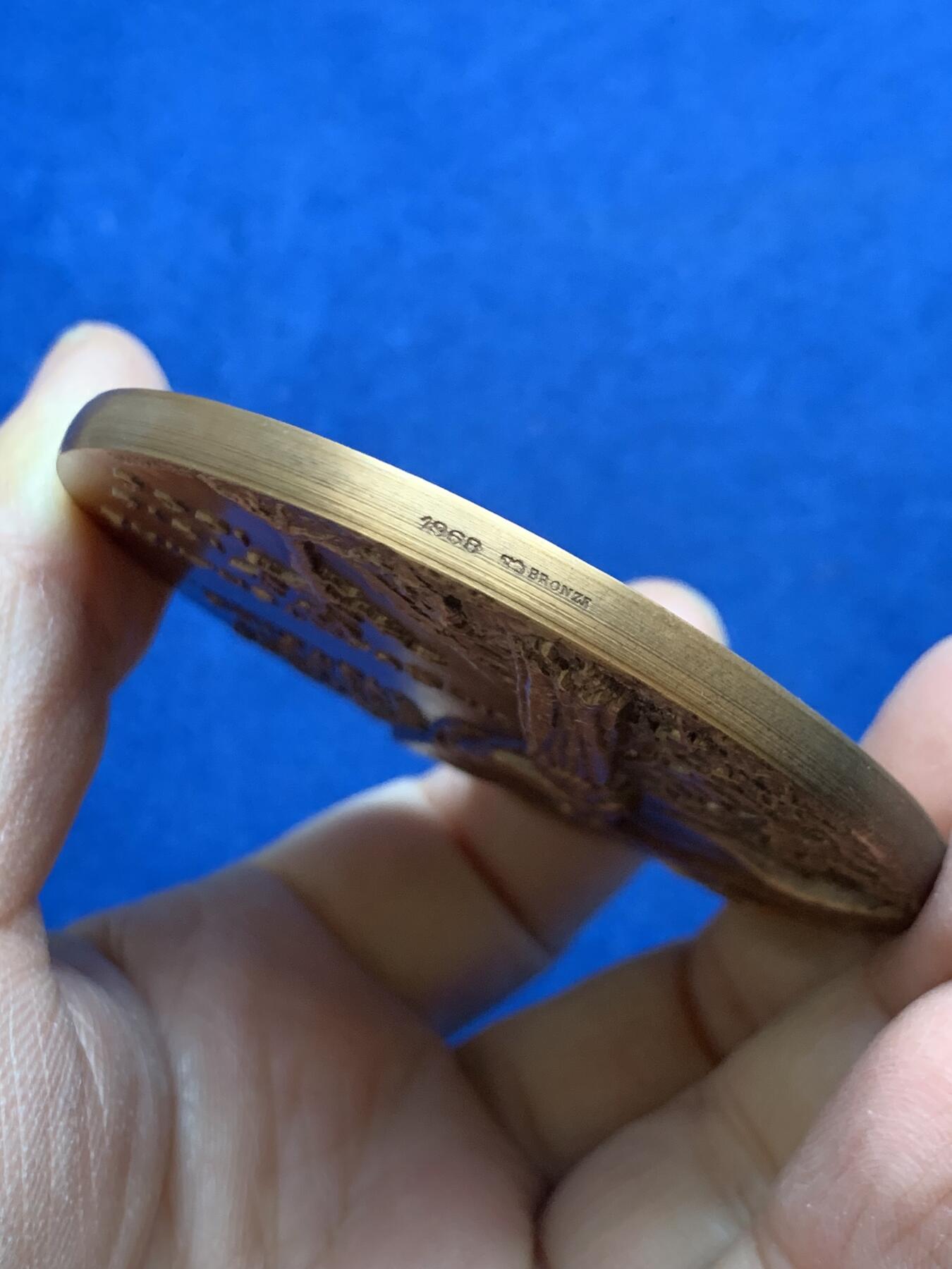 《竞宝斋》第454场 周日，周一 2场连拍 （全场包邮，欢迎送拍） 法国一战胜利五十周年纪念大铜章 1968 丰饶角铜标 169.8克 68.2mm