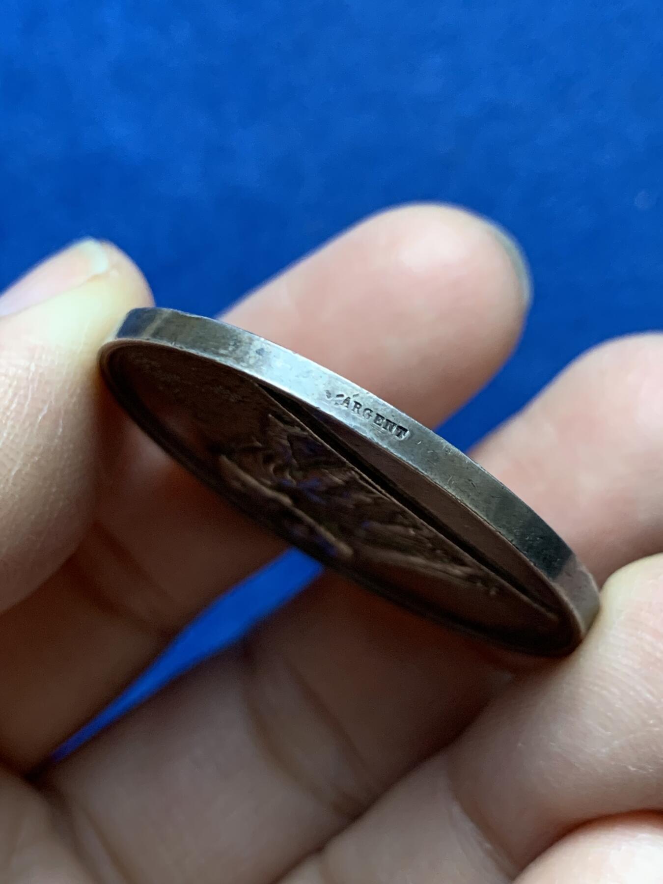 《竞宝斋》第454场 周日，周一 2场连拍 （全场包邮，欢迎送拍） 法国结婚纪念银章 36.7MM 21.95g 少见品种 烟斗银标边铭