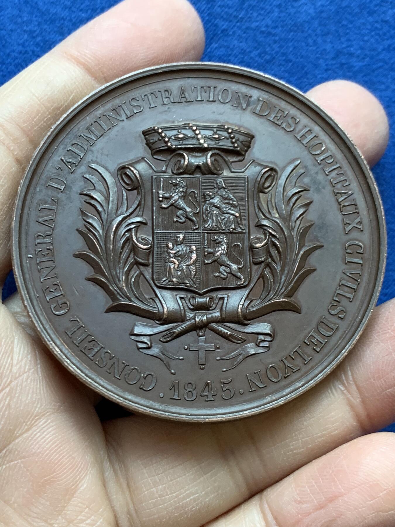 《竞宝斋》第454场 周日，周一 2场连拍 （全场包邮，欢迎送拍） 法国1845年里昂医院总理事会大铜章 94.9克 55.8mm 原铸 手指铜标 高浮雕