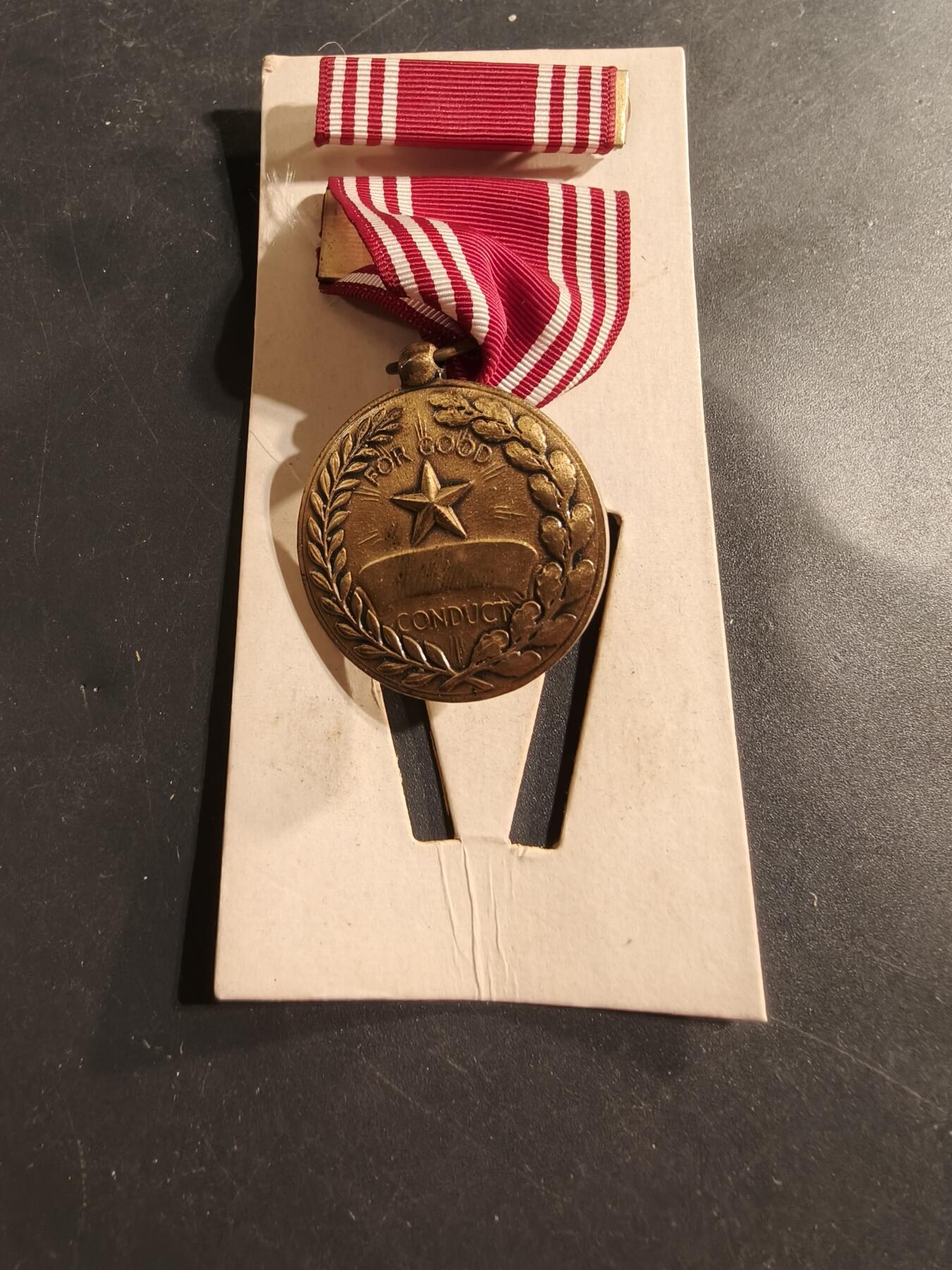 老王徽章第174期 美国陆军品德优良奖章    原盒带略