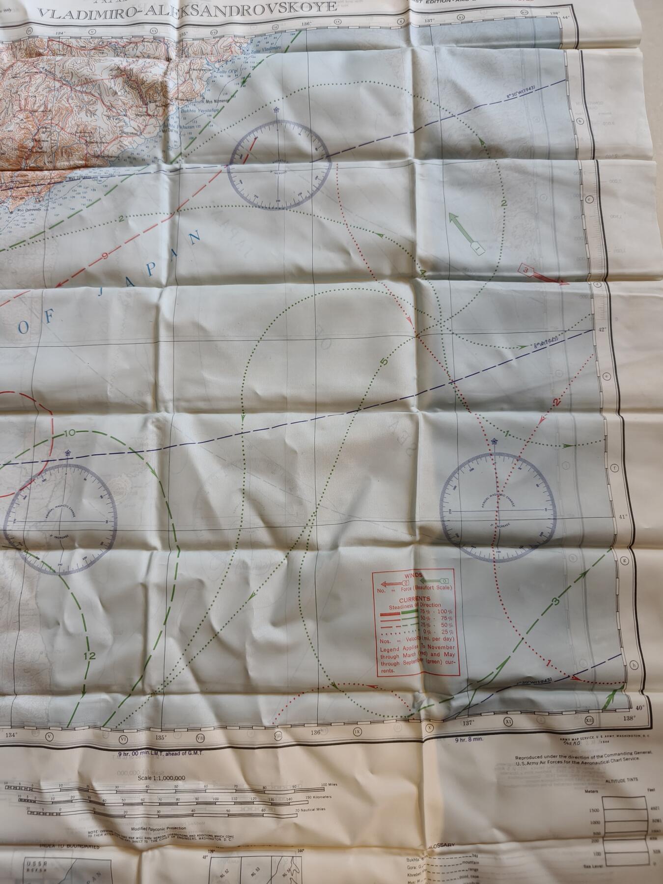 老王徽章第174期 美国二战陆军航空兵逃生图 丝质   一面是日本海沿岸的弗拉基米罗-亚历山德罗夫斯科耶（位于今俄罗斯滨海边疆区），另一面是大泊（位于今日本北海道）   尺寸约60×60cm