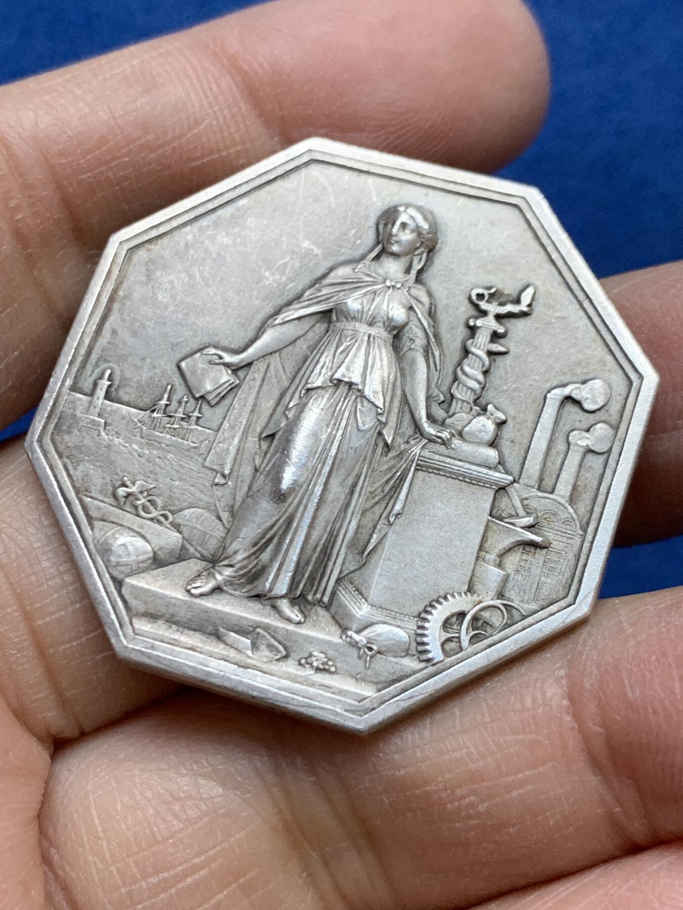 《竞宝斋》第454场 周日，周一 2场连拍 （全场包邮，欢迎送拍） 法国工商信贷银行八角银代币 20.9克 36.8mm 丰饶角1银标