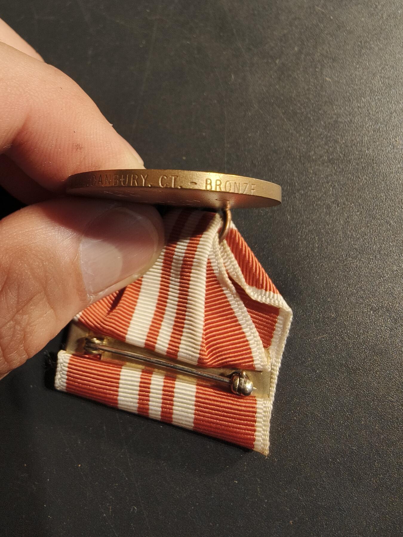 老王徽章第174期 美国阿拉巴马州国民警卫队嘉奖奖章     少见实发版   1977年2月授予少校      带边铭厂标