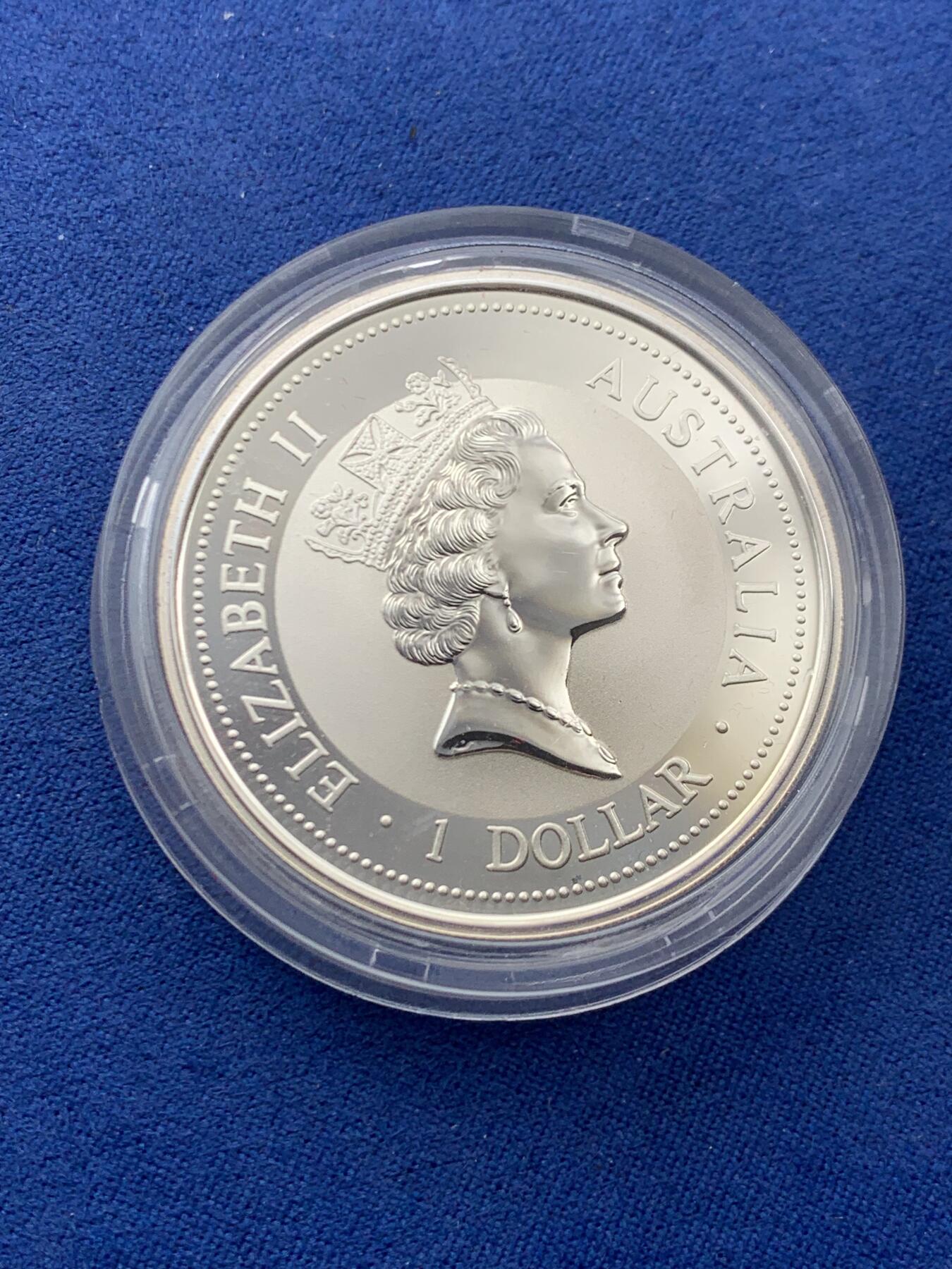 《竞宝斋》第454场 周日，周一 2场连拍 （全场包邮，欢迎送拍） 澳大利亚 1997年 笑翠鸟 熊猫镶嵌银币 含纯银1盎司999银，镶嵌部分重约0.5克黄金，发行1.5万枚，为上海国际钱币展而发行，细节见图