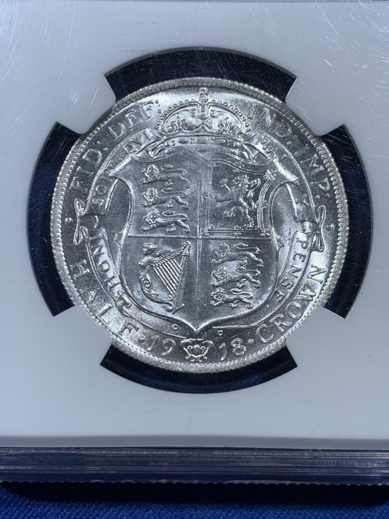 《竞宝斋》第454场 周日，周一 2场连拍 （全场包邮，欢迎送拍） NGC MS64 英国1918年乔治五世1/2克朗银币，乔五早期高银流通版，底板丝滑，银光曜曜，难得高品。此品种发丝常见弱打，此枚发丝胡子细节不错，在同分中也属难得，老盒好状态