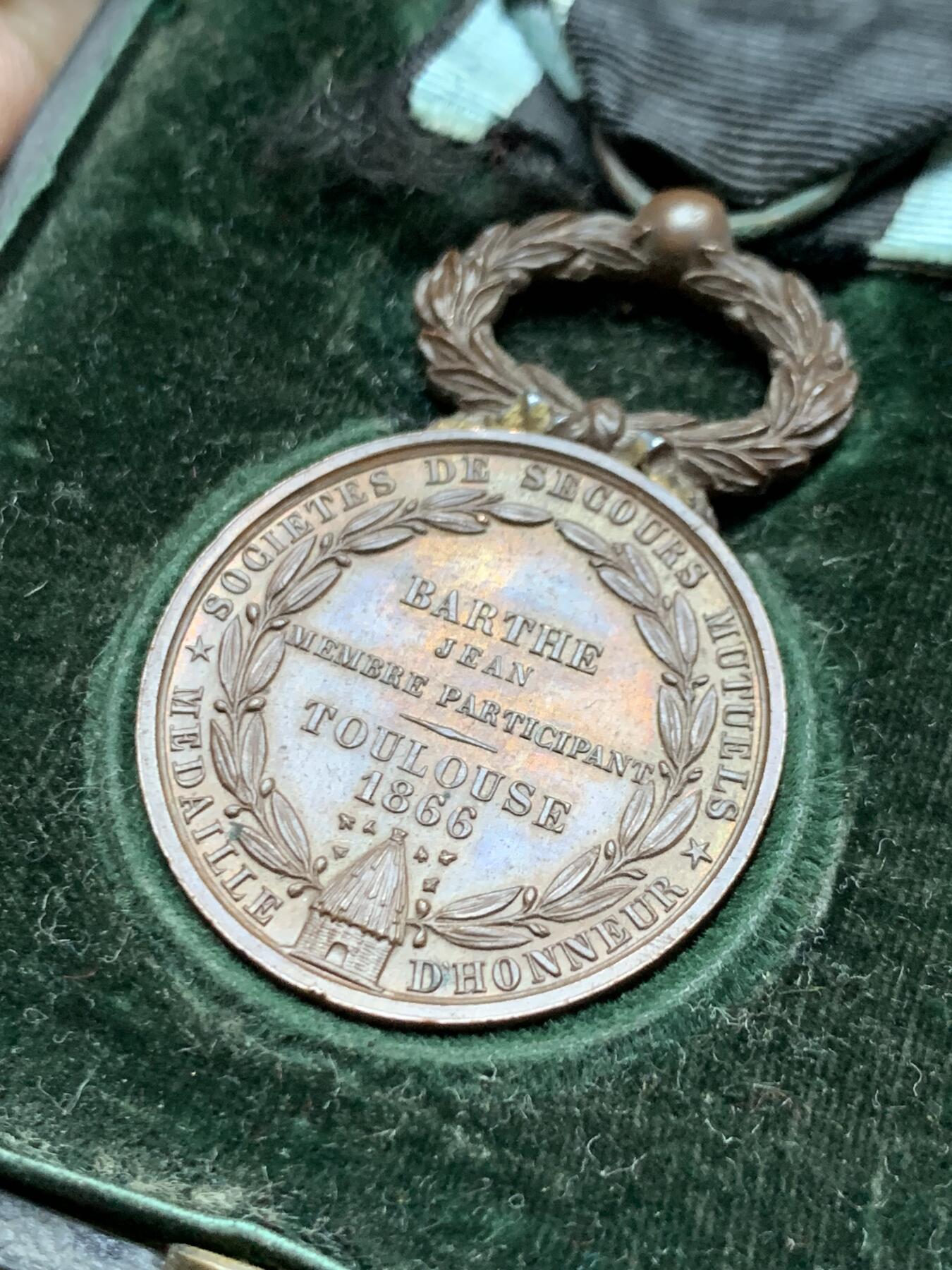 《竞宝斋》第454场 周日，周一 2场连拍 （全场包邮，欢迎送拍） 1866年法国互助会荣誉勋章 带原盒 总重14.1克