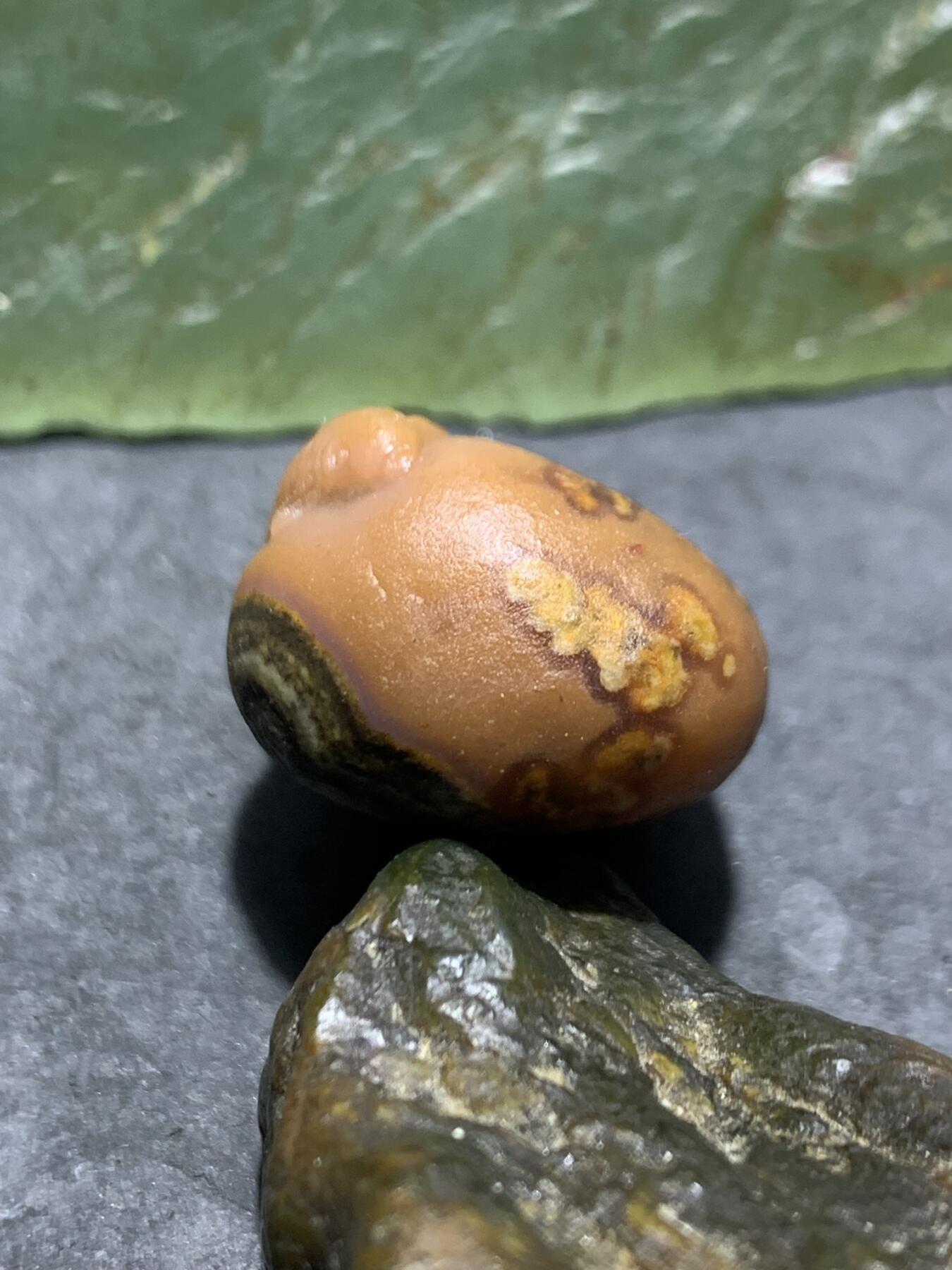 精美亚光原皮8字天眼纹战国红玛瑙手工俏色巧雕富贵有鱼吊坠一个