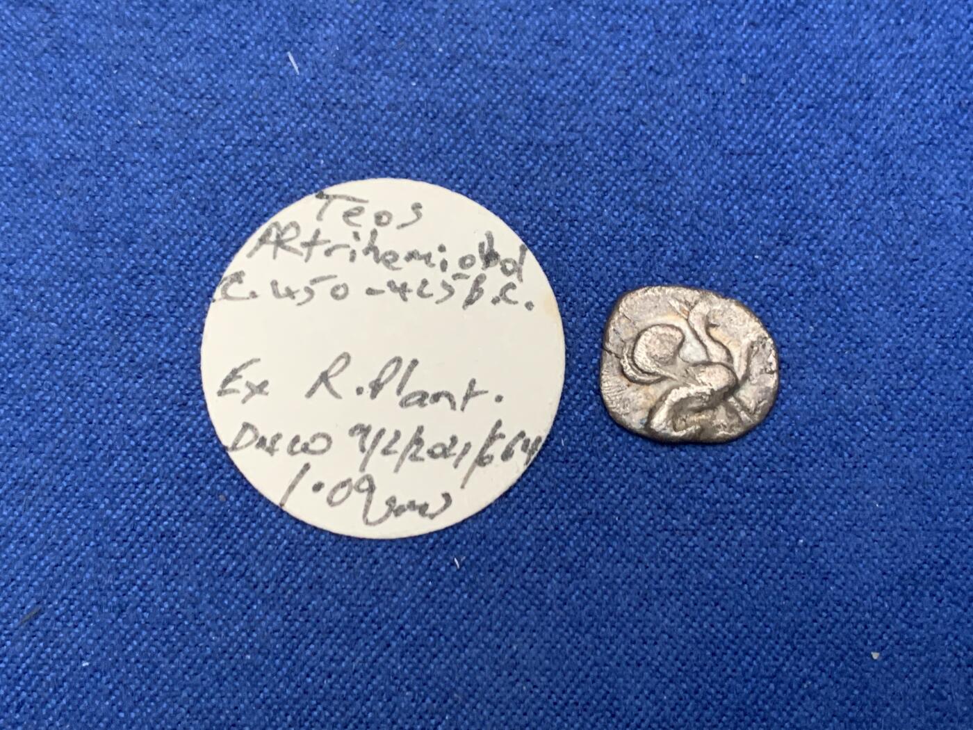 《竞宝斋》第454场 周日，周一 2场连拍 （全场包邮，欢迎送拍） 古希腊 公元前450-425年 爱奥尼亚提欧斯地区 狮鹫格里芬1.5奥波银币 非常经典的形象 小银币难得打制这么好 1.09克