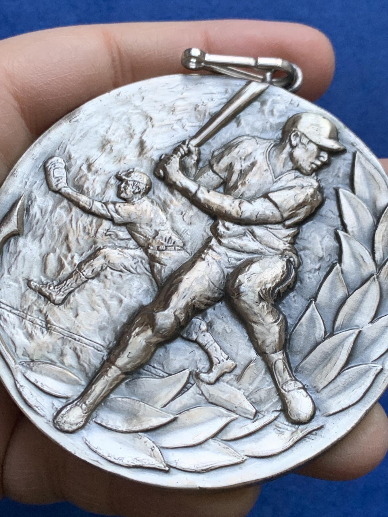 《竞宝斋》第454场 周日，周一 2场连拍 （全场包邮，欢迎送拍） 日本棒球大会高浮雕纪念章 74mm 重约253.4克