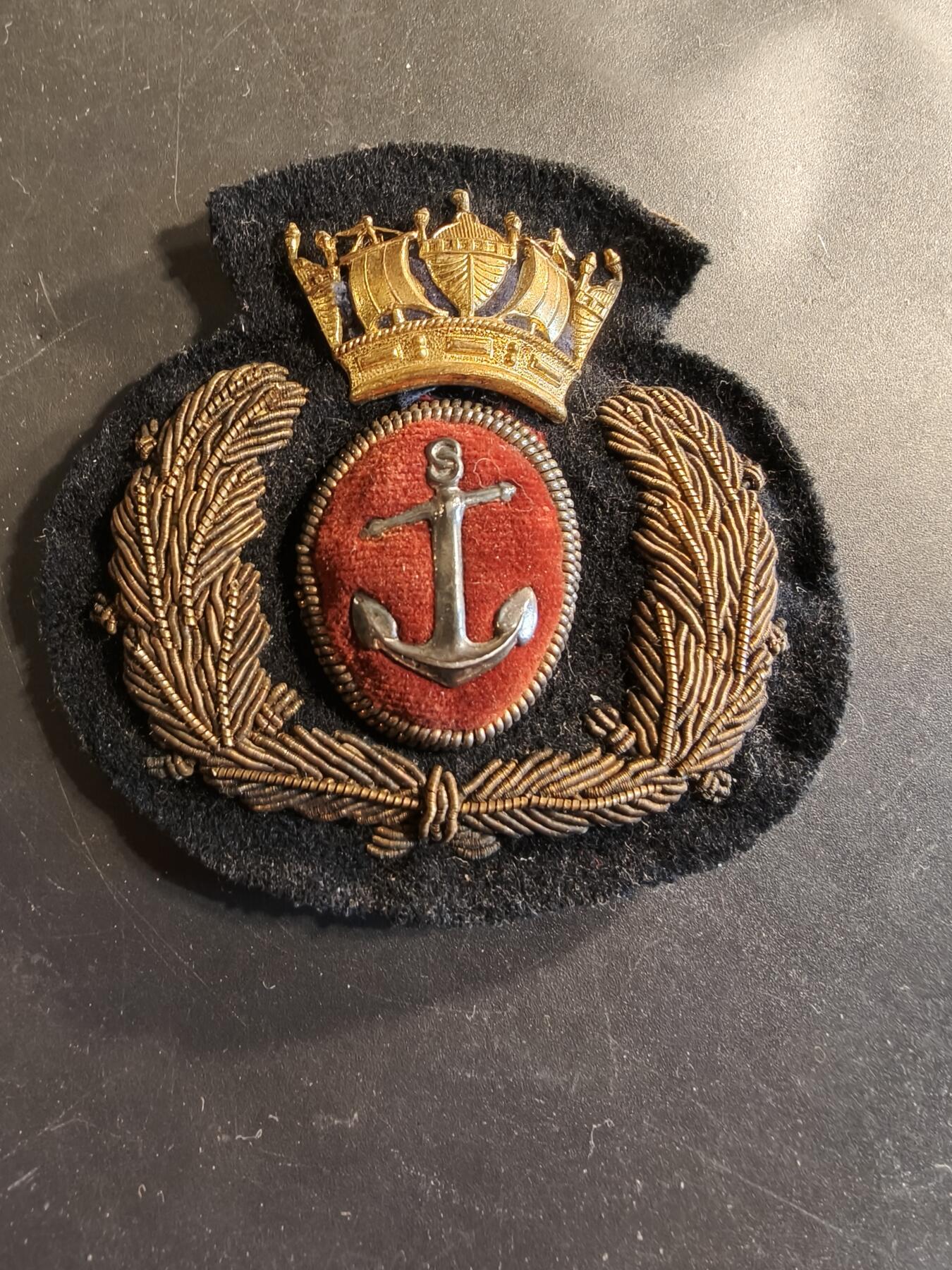 老王徽章第174期 英国皇家海军商船队军官大檐帽帽徽    刺绣版