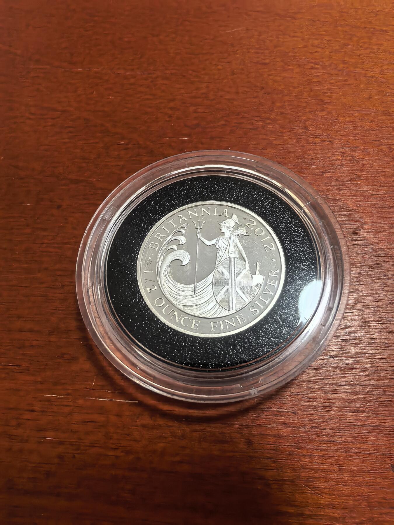 长老汇蛇年精选第九十二场拍卖 2012英国纪念不列颠女神金银币发行25周年特别版9枚不列颠女神半盎司1英镑精制银币套装，盒证全，钢琴烤漆木盒，400套