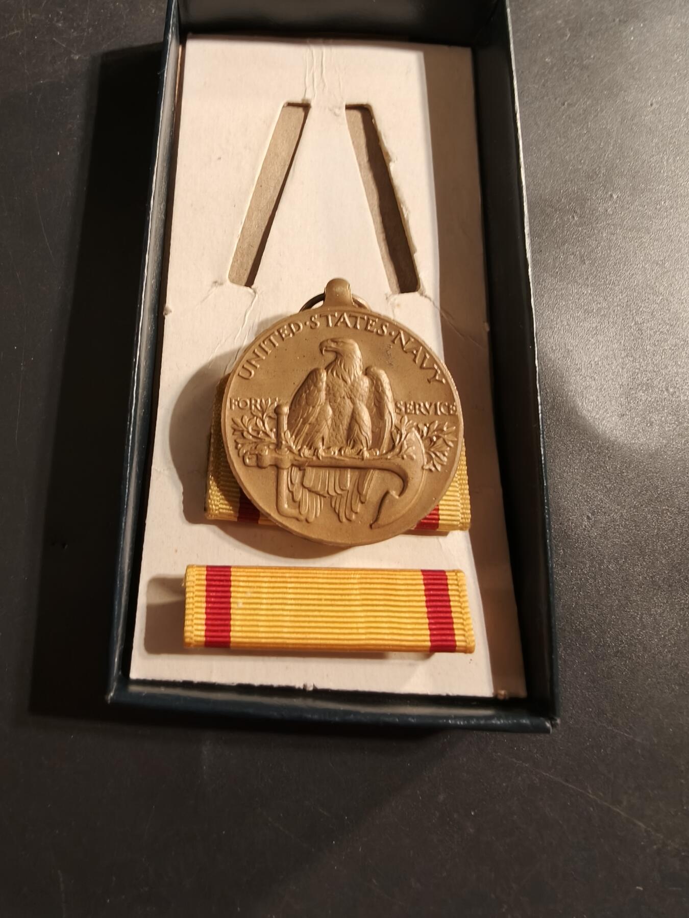 老王徽章第174期 美国海军二战中国服役奖章     带略   原盒无盖