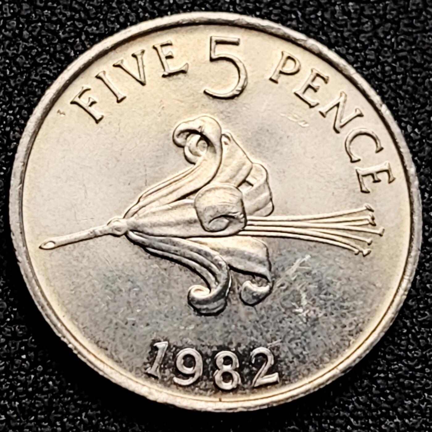 泉币菌-第162场- 新年第五场 精品福利场 原光极美 英属根西岛 1982年5便士 百合花 23.5mm 