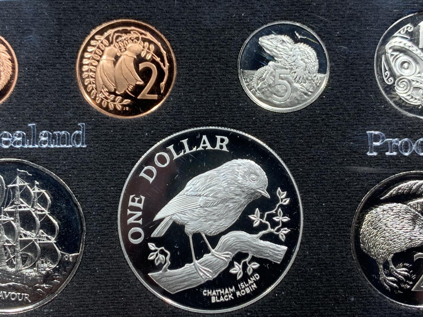 《竞宝斋》第454场 周日，周一 2场连拍 （全场包邮，欢迎送拍） 新西兰1984年官方精制套币 含1元精制银币 925银 27克