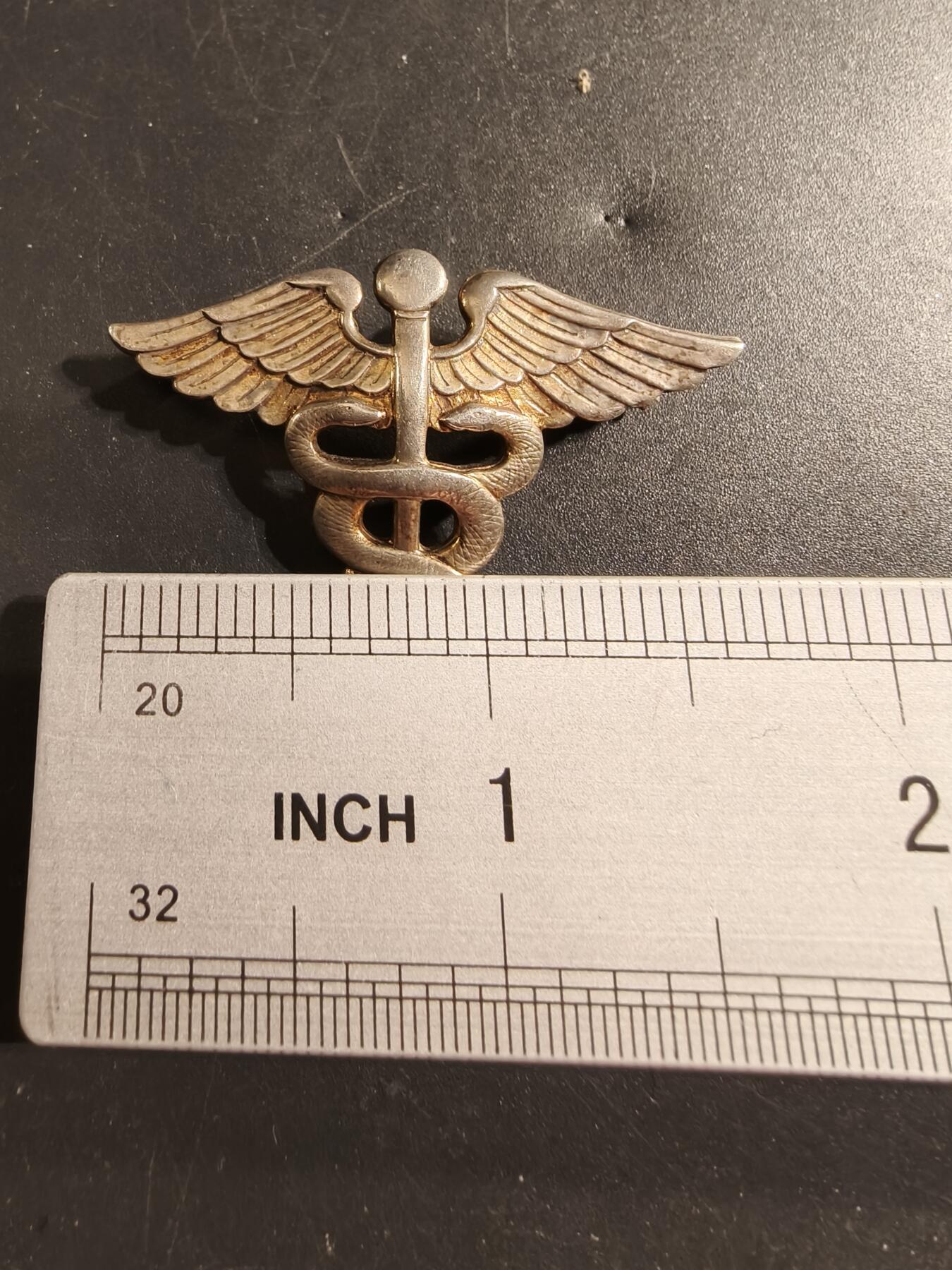 老王徽章第174期 美国军医证章     二战时期横针版   少见大尺寸1.75×1.5英寸     7.7g     925银镀金