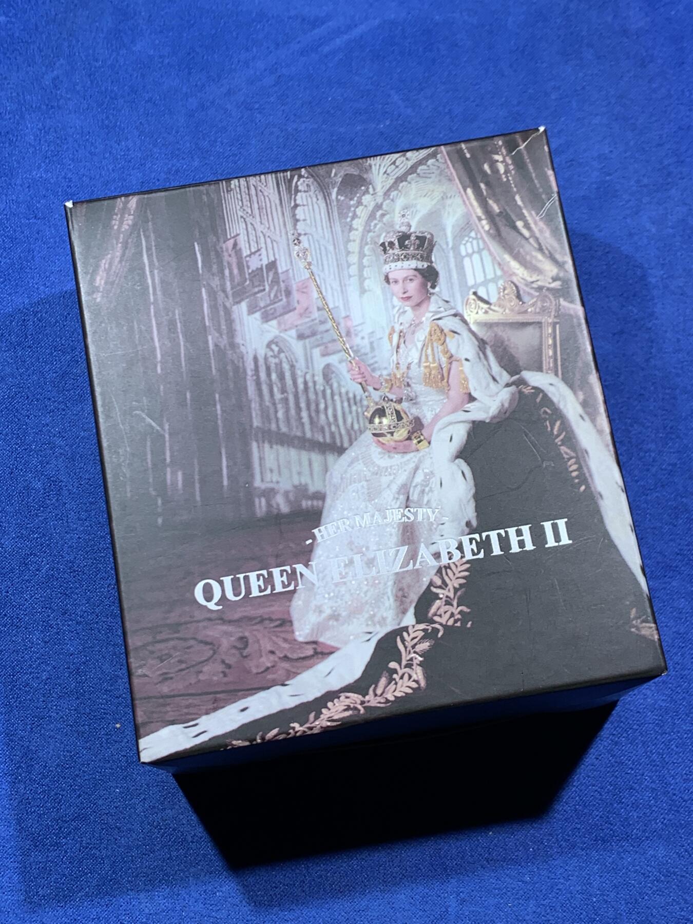 《竞宝斋》第454场 周日，周一 2场连拍 （全场包邮，欢迎送拍） 纽埃2022年伊丽莎白女王2盎司加厚纪念银币，是为缅怀2022年9月逝世的英女王打造，币面铭刻其1952年登基到2022年离世的岁月，融合女王不同人生阶段的经典形象。银币以999纯银铸造，重2盎司，采用加厚高浮雕与曲面精铸工艺，直径40mm，法定面值5新西兰元，全球仅限量发行700枚，该枚编号340，带原盒，证书，是兼具纪念意义与稀缺性的贵金属藏品。