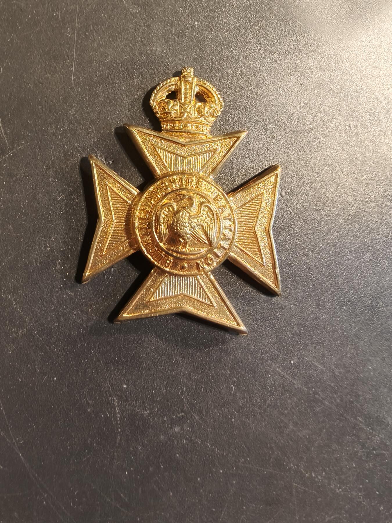 老王徽章第174期 英国白金汉郡步兵营帽徽    一战时期    缺背杆