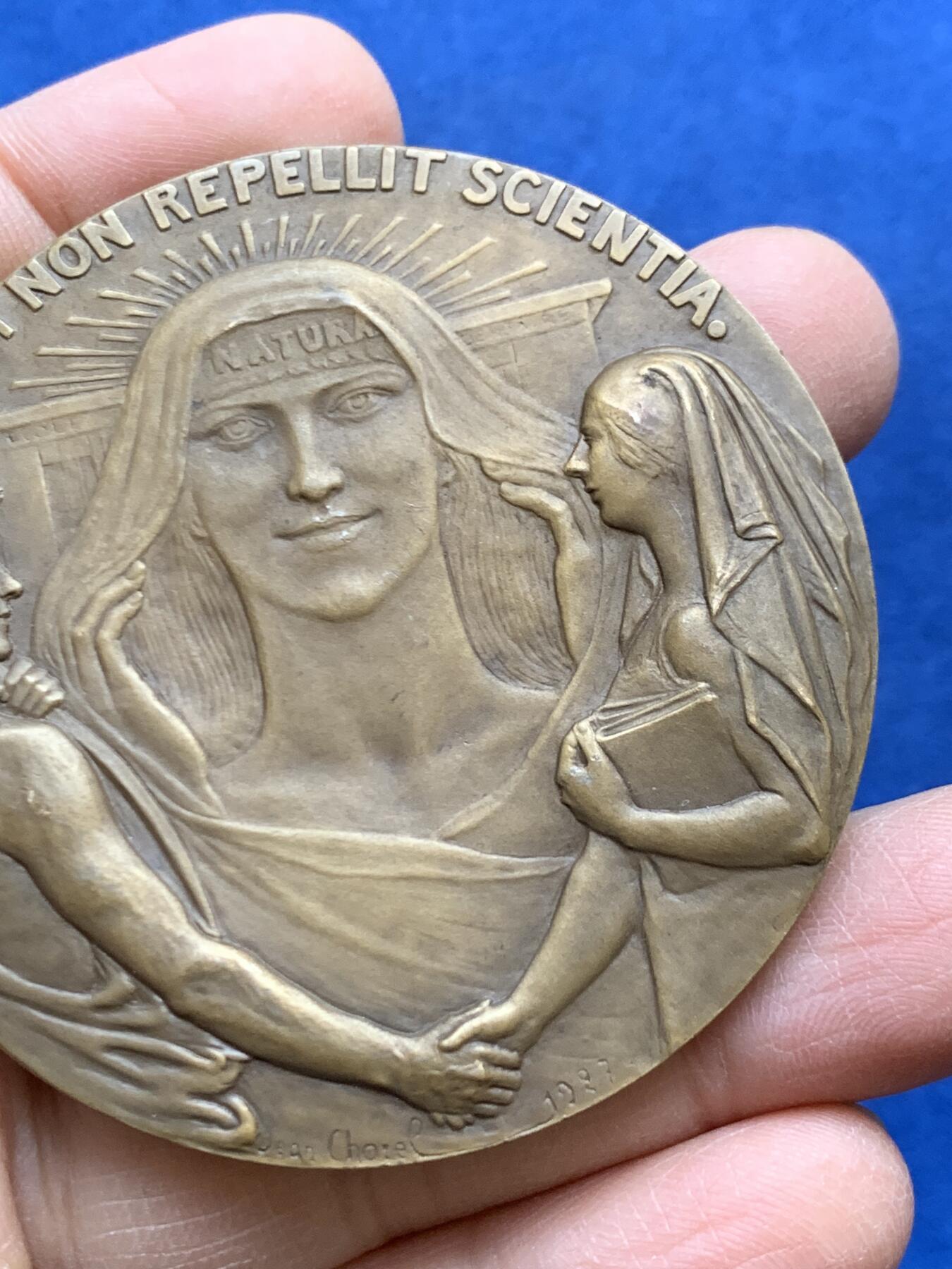 《竞宝斋》第454场 周日，周一 2场连拍 （全场包邮，欢迎送拍） 里昂牙科医院科学与艺术纪念铜章 93.85克 60.2mm 三角边铭