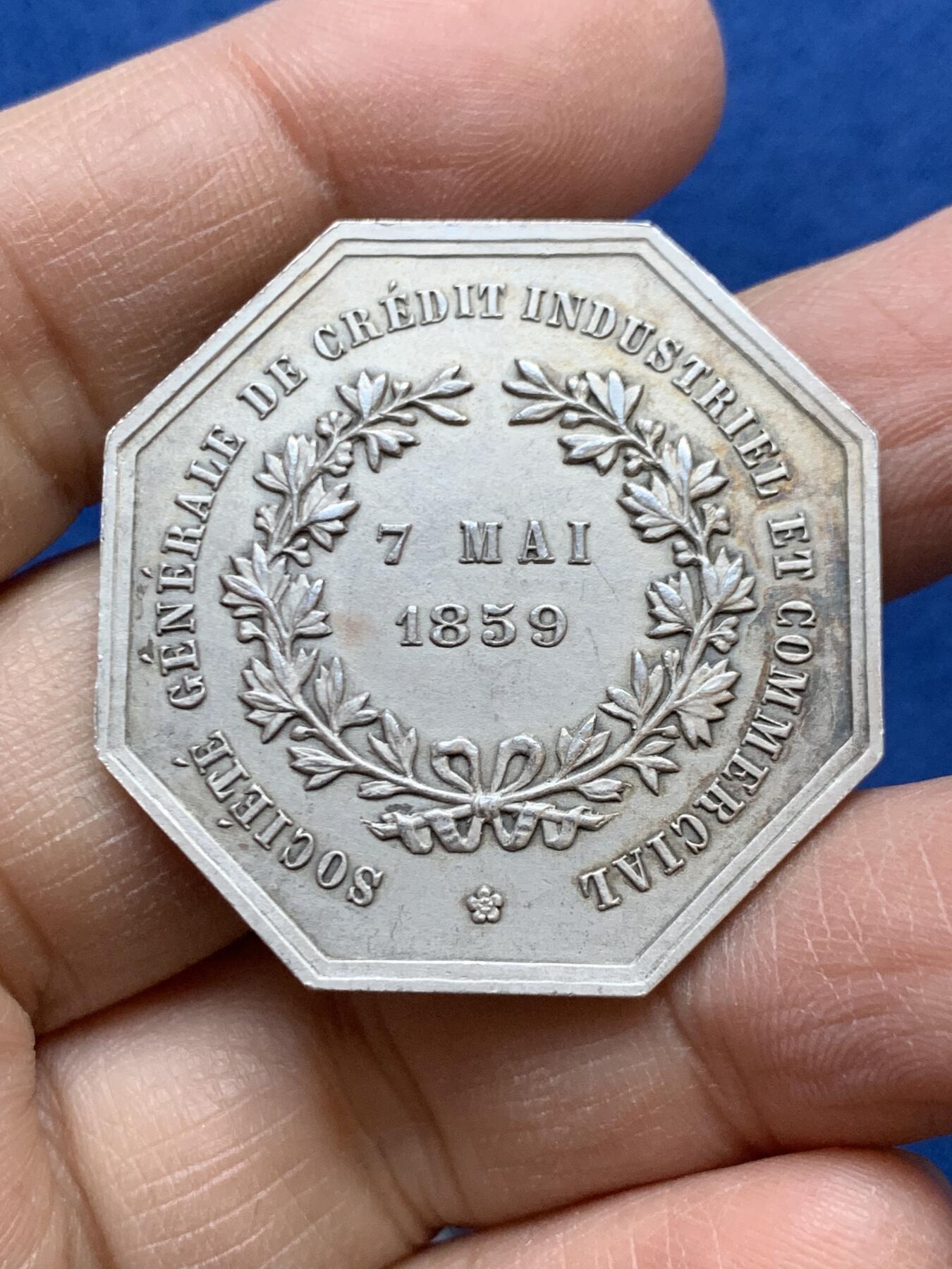 《竞宝斋》第454场 周日，周一 2场连拍 （全场包邮，欢迎送拍） 法国工商信贷银行八角银代币 20.9克 36.8mm 丰饶角1银标