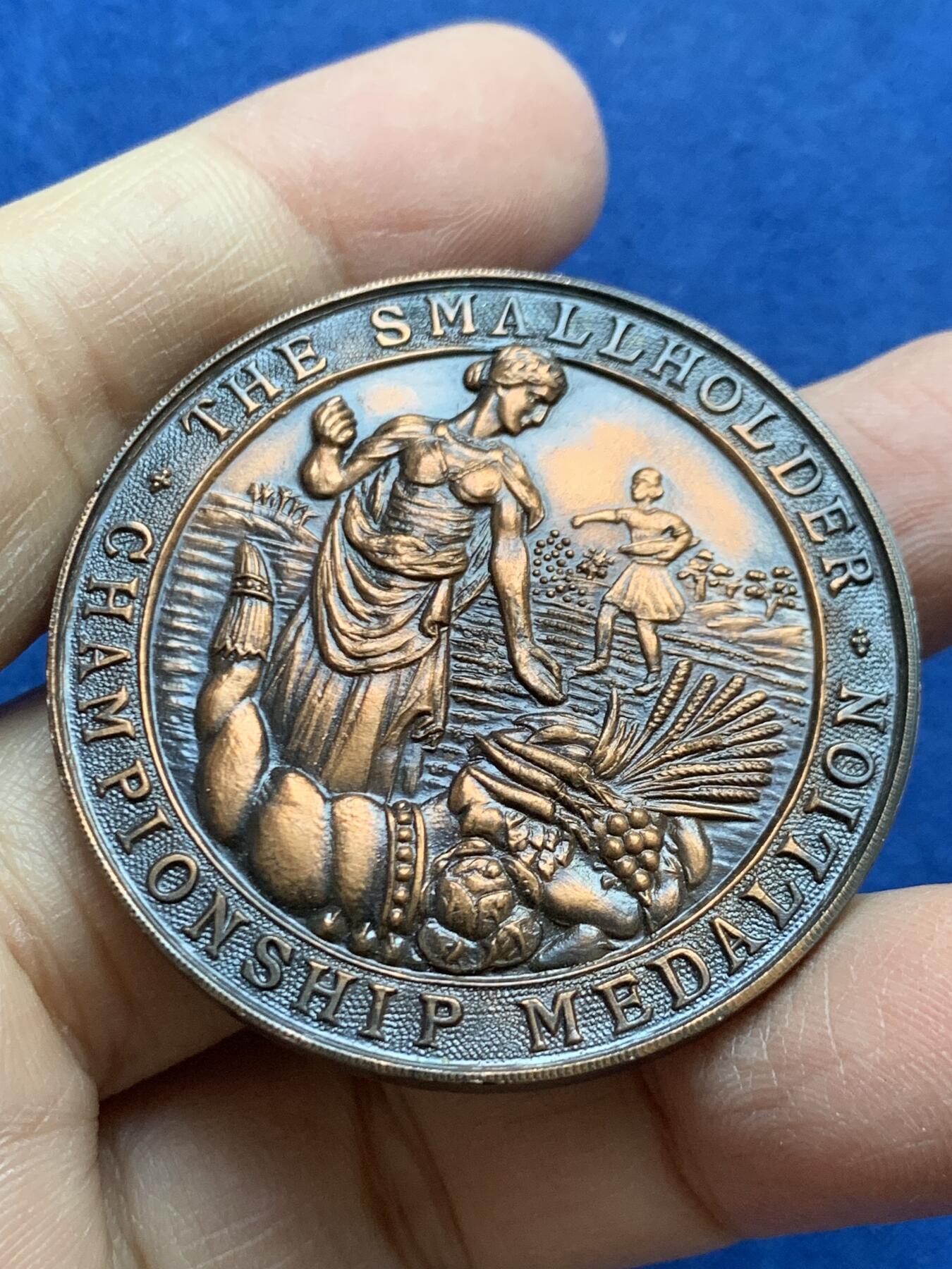 《竞宝斋》第454场 周日，周一 2场连拍 （全场包邮，欢迎送拍） 英国小农户锦标赛谷物女神纪念铜章，重34.65g，44.5mm，品种稀少很少见的品种，高浮雕铜章，古漆黑包浆很漂亮，约1900年前后铸造，带盒。