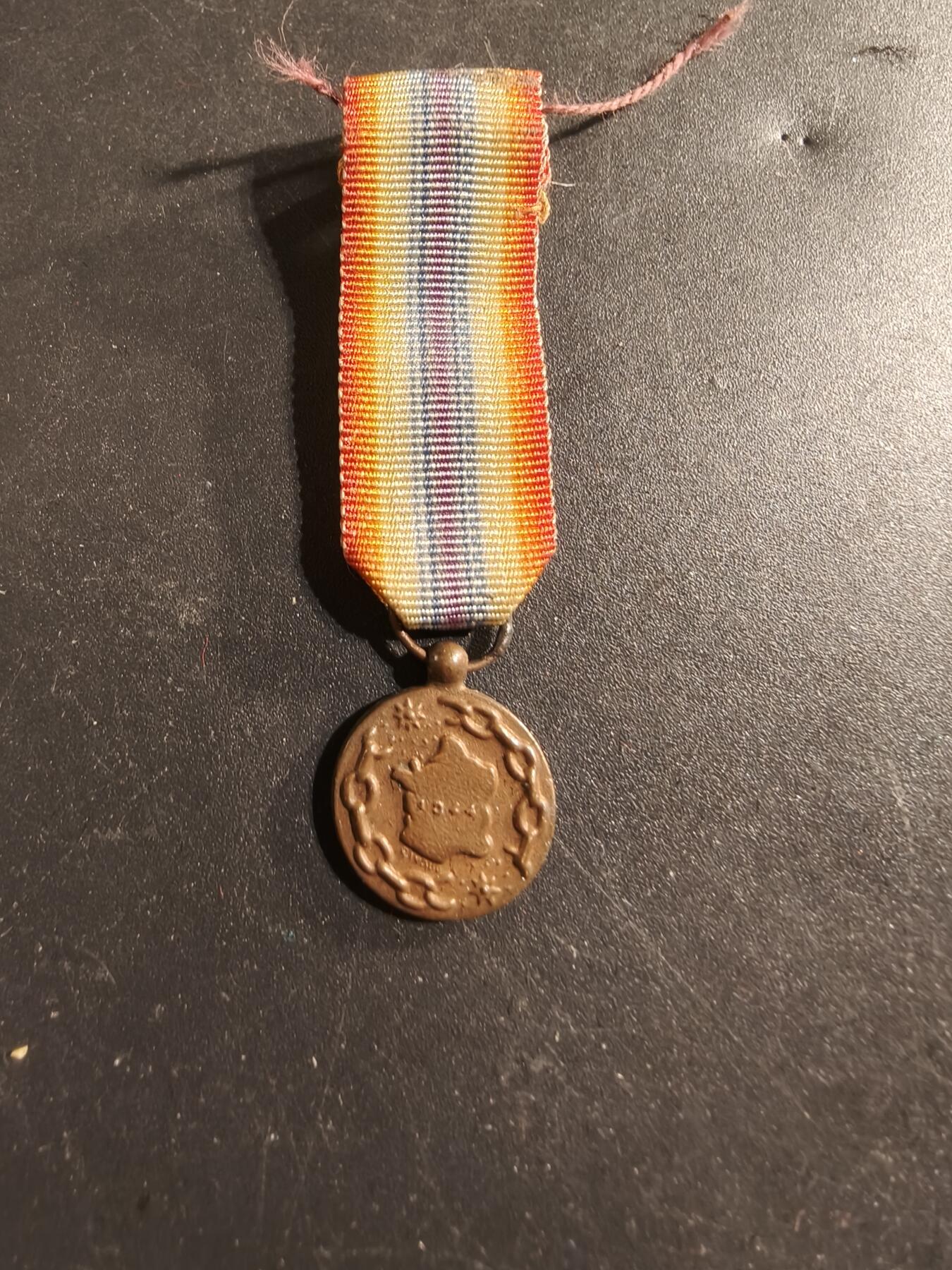 老王徽章第174期 法国二战解放奖章迷你章