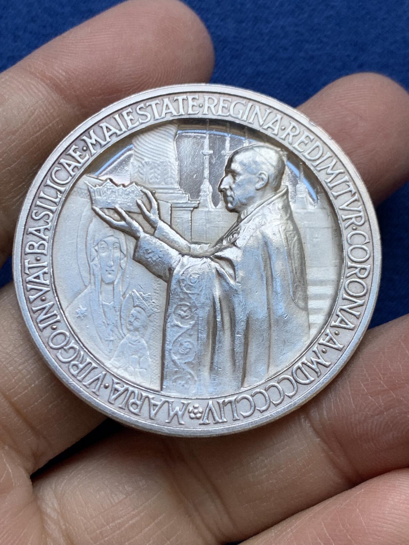 《竞宝斋》第454场 周日，周一 2场连拍 （全场包邮，欢迎送拍） 梵蒂冈1954年教皇庇护十二世为圣母玛利亚加冕大银章，直径：43.8mm，重：37g