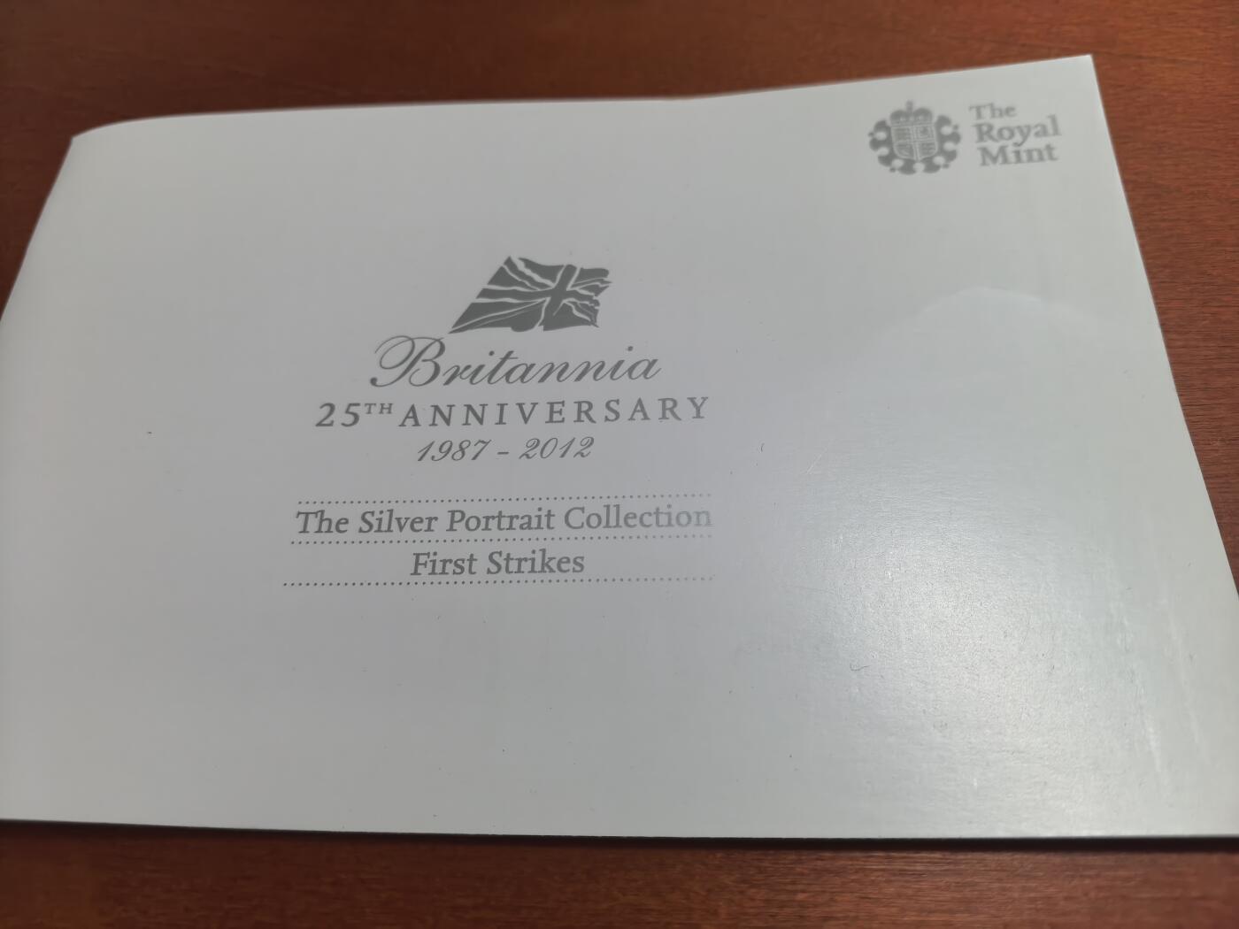 长老汇蛇年精选第九十二场拍卖 2012英国纪念不列颠女神金银币发行25周年特别版9枚不列颠女神半盎司1英镑精制银币套装，盒证全，钢琴烤漆木盒，400套