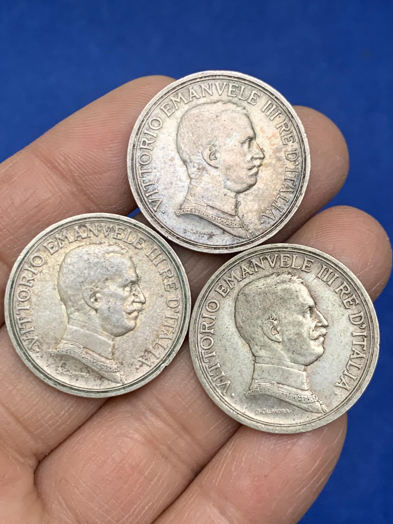 《竞宝斋》第454场 周日，周一 2场连拍 （全场包邮，欢迎送拍） 三枚一组 意大利1915年马车女神2里拉银币 27mm 总重29.9克