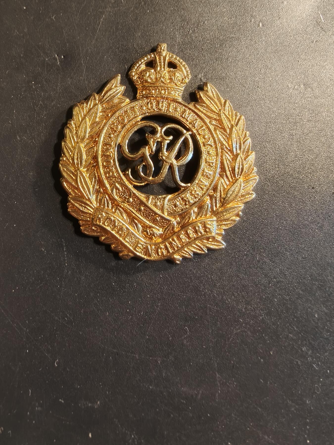 老王徽章第174期 英国皇家工兵团帽徽    二战时期    缺背杆