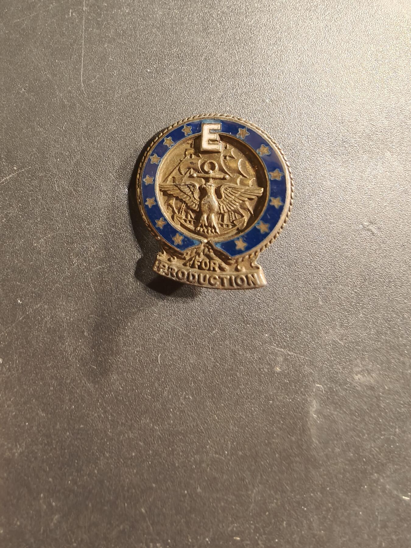 老王徽章第174期 美国二战优秀军事生产企业证章    925银镀金珐琅    横针版    4g     少见版本