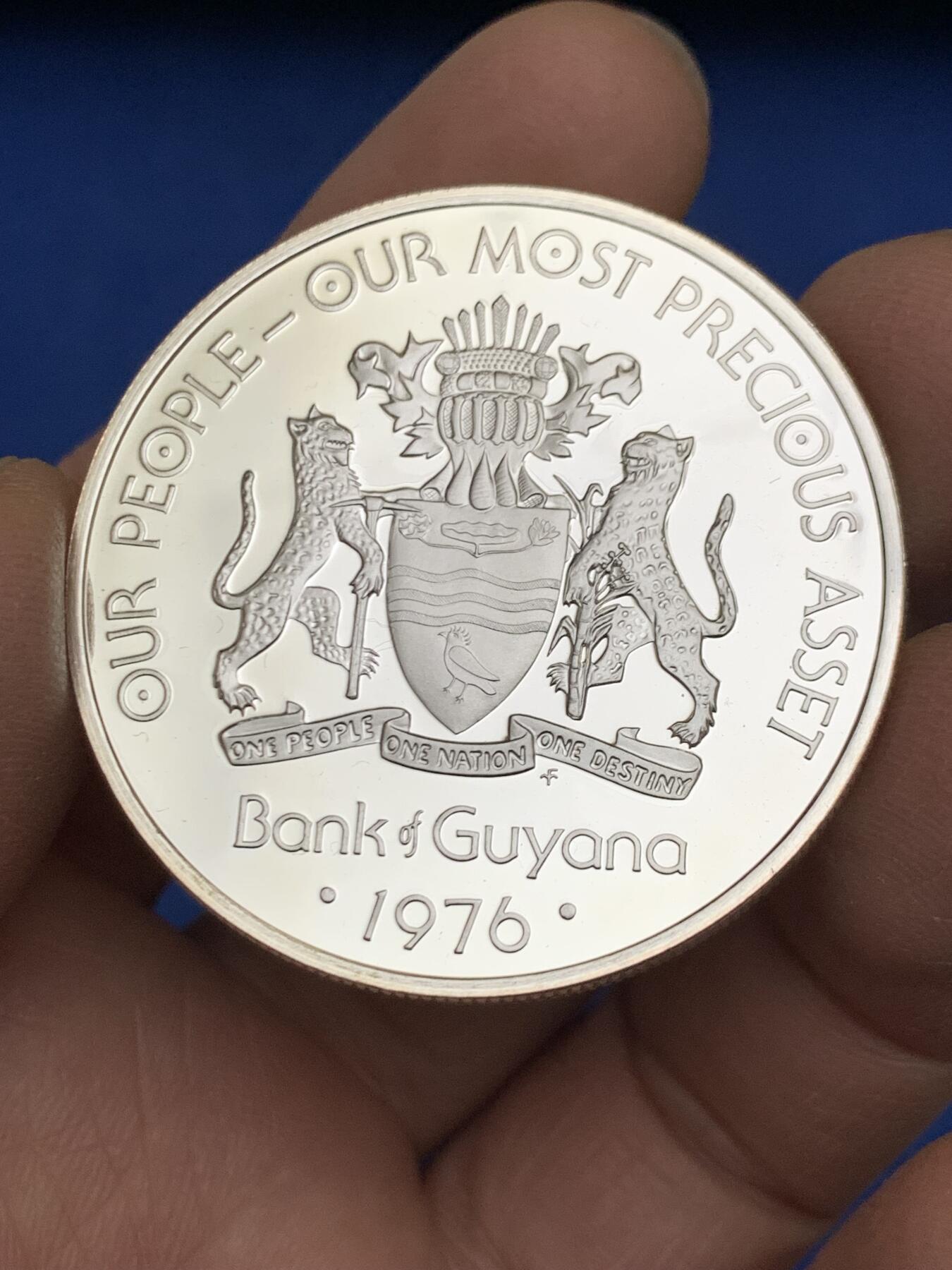 《竞宝斋》第454场 周日，周一 2场连拍 （全场包邮，欢迎送拍） 圭亚那1976年独立十周年5D精制纪念银币 38克 500银