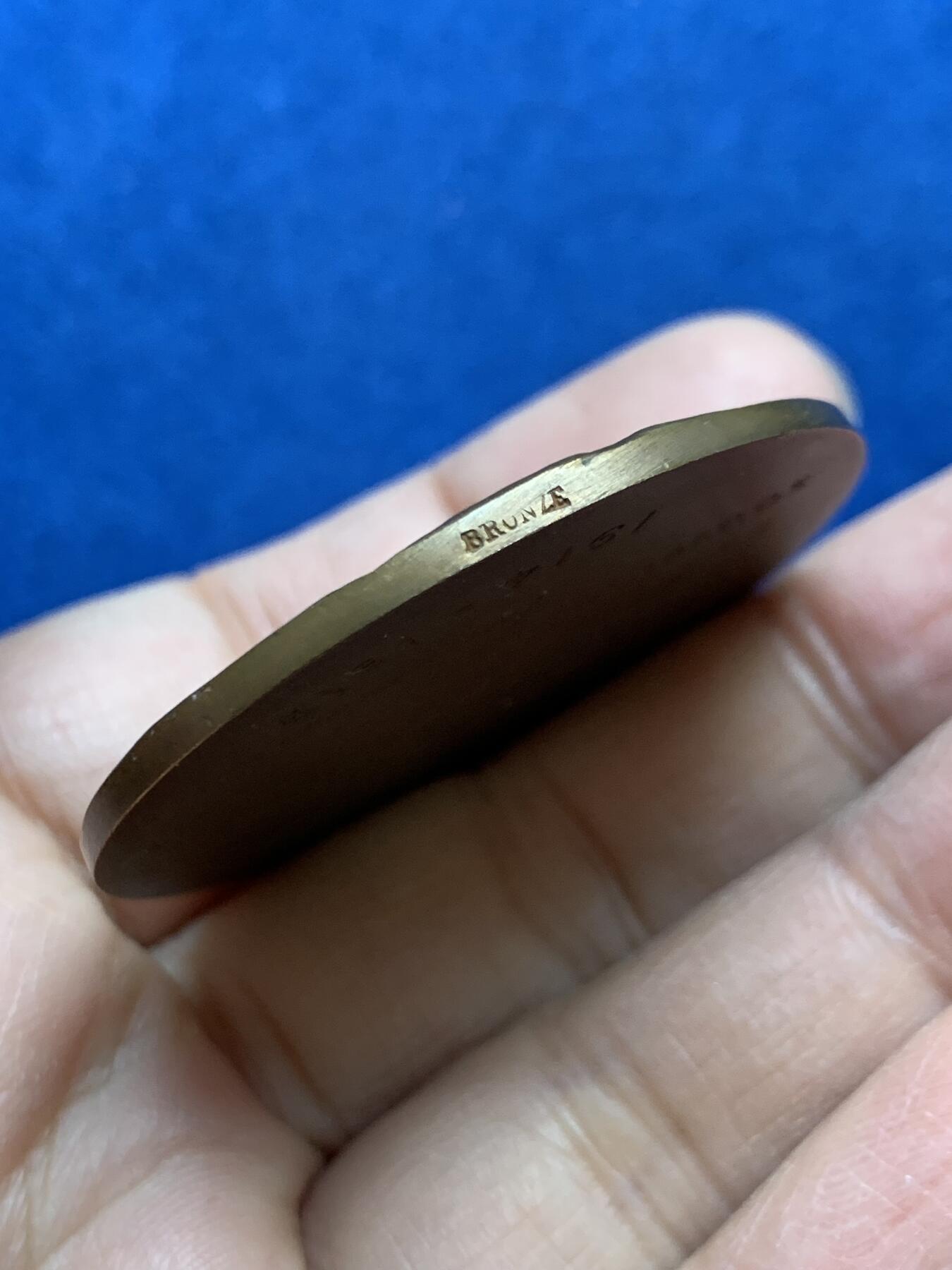 《竞宝斋》第454场 周日，周一 2场连拍 （全场包邮，欢迎送拍） 名家名作 法国一战医院纪念章 43.85克 45.7*50mm 铜标边铭