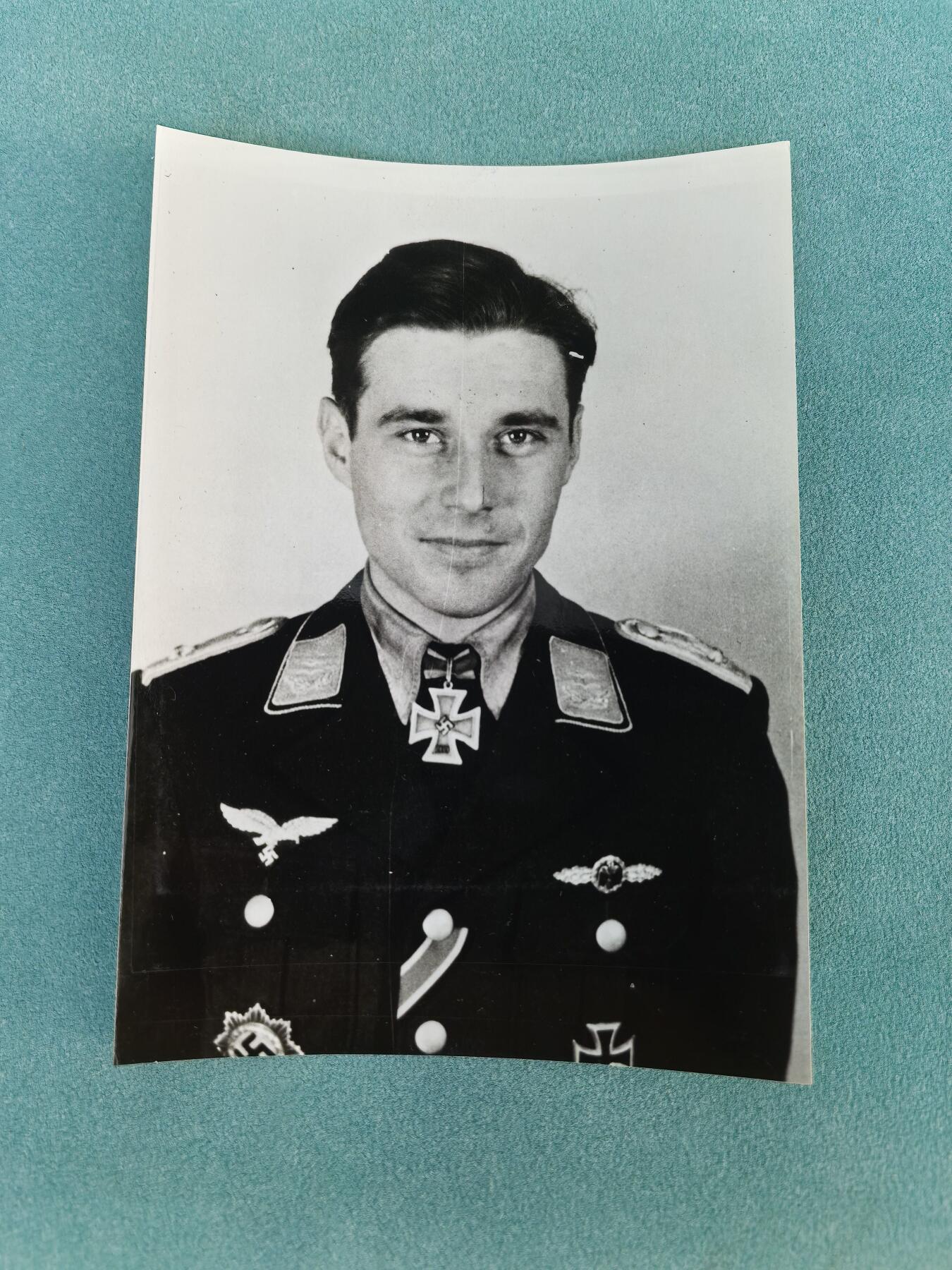 盛世勋华——号角文化勋章邮票专场拍卖第297期 德国（1939）骑士十字勋章获得者照片 空军中尉 佩戴骑士十字勋章/一级铁十字勋章/空军作战勋饰/德意志十字勋章等