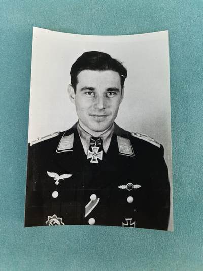 盛世勋华——号角文化勋章邮票专场拍卖第298期 - 德国（1939）骑士十字勋章获得者照片 空军中尉 佩戴骑士十字勋章/一级铁十字勋章/空军作战勋饰/德意志十字勋章等