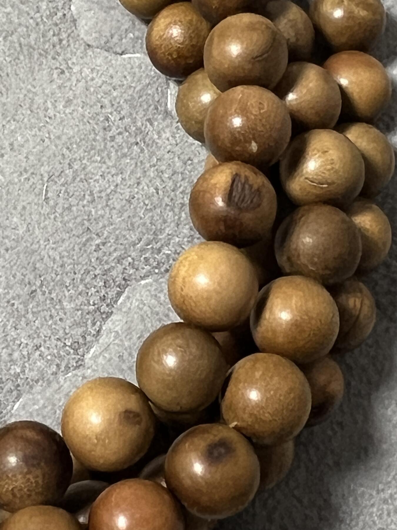 零元拍：正区印度老山檀 108/0.8长串 有珠子有裂带留疤 ，不影响品香