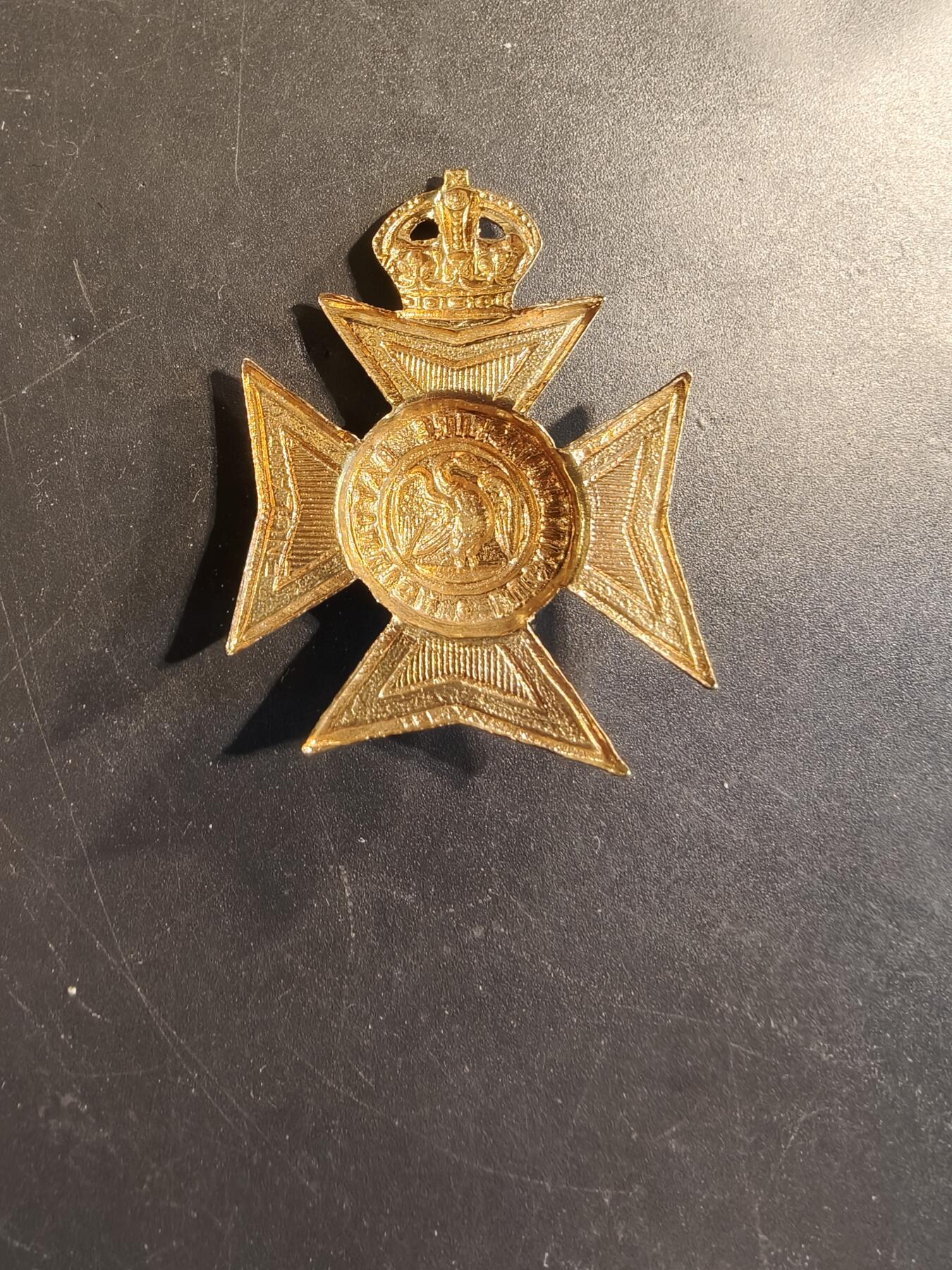 老王徽章第174期 英国白金汉郡步兵营帽徽    一战时期    缺背杆