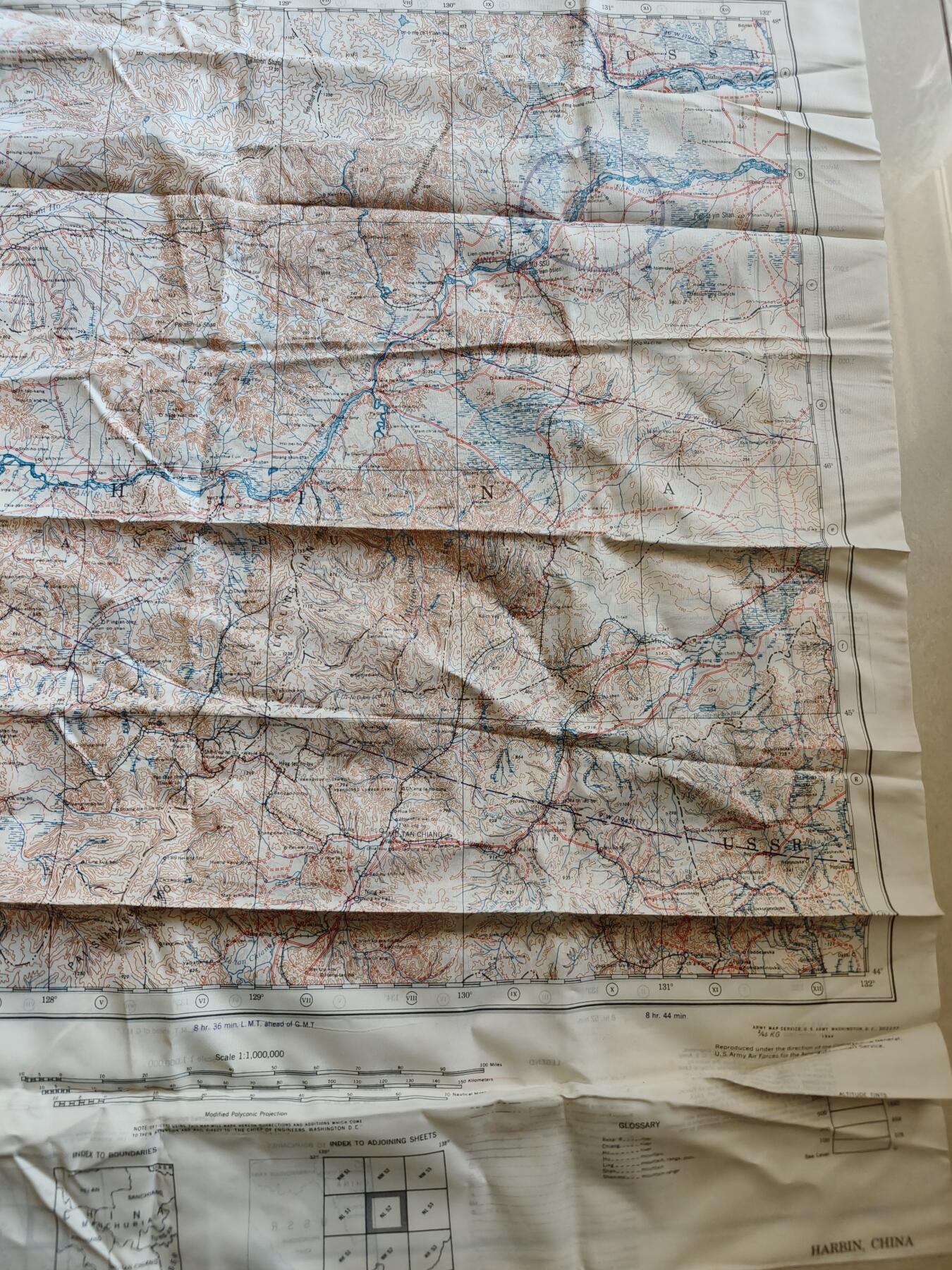 老王徽章第174期 美国二战陆军航空兵逃生图    丝质    正面为哈尔滨地区    背面为俄罗斯滨海边疆区斯帕斯克-达里尼，与黑龙江省接壤         尺寸约60×60cm